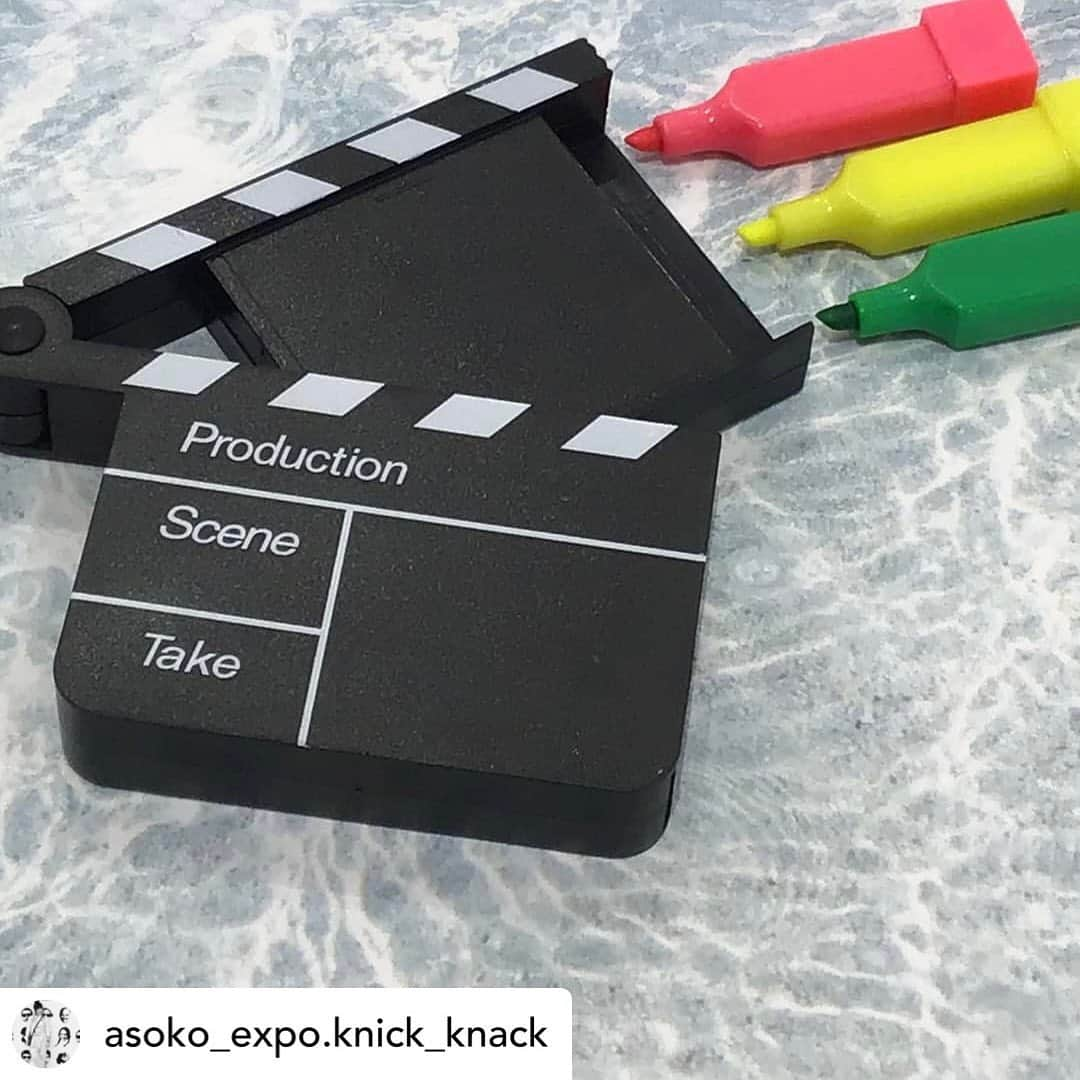 ASOKO ZAKKA STOREさんのインスタグラム写真 - (ASOKO ZAKKA STOREInstagram)「=ららぽーとEXPOCITY店Knick Knackをご紹介= ㅤ　　　　　　 ㅤㅤㅤㅤㅤㅤㅤㅤㅤㅤㅤㅤㅤ いつも元気いっぱいで常にまわりを 明るくしてくれるインフルエンサーKnick Knackのおすすめアイテム🌈✨ 　 　 気になった方は是非フォローお願いします！ お近くにお越しの際は足を運んでみてください♪ ㅤㅤㅤㅤㅤㅤㅤㅤㅤㅤㅤㅤㅤ ㅤㅤㅤㅤㅤㅤㅤㅤㅤㅤㅤㅤㅤ  TOPページのリンクより特集ページに飛べます✈︎ ㅤㅤㅤㅤㅤㅤㅤㅤㅤㅤㅤㅤㅤ ㅤㅤㅤㅤㅤㅤㅤㅤㅤㅤㅤㅤㅤ ----------------------------------  Posted @withregram • @asoko_expo.knick_knack ✨カチンコマーカー✨⠀ ⠀ 映画監督気分が味わえちゃうマーカー🎬⠀ ⠀ 可愛くて、カッコいい便利グッズ🥰⠀ ⠀ マーカーもピンク・キイロ・ミドリのよく使う三色🤗🎶⠀ ⠀ 　 カチンコマーカー¥275(税込)⠀ ⠀ ⠀ 皆様のご来店を心よりお待ちしております🤗⠀ ⠀ 各店舗、在庫状況が異なりますのでお問い合わせ下さい‼️⠀ ⠀ #asoko#ASOKO#大阪#エキスポ#expocity#EXPOCTIY#大阪万博#コスパ#観光#雑貨#生活雑貨##人気#便利#インテリア#お家時間 #おしゃれ#文房具#ステーショナリー#マーカー#ペン#映画#カチンコ⠀」1月11日 17時34分 - asokojpn