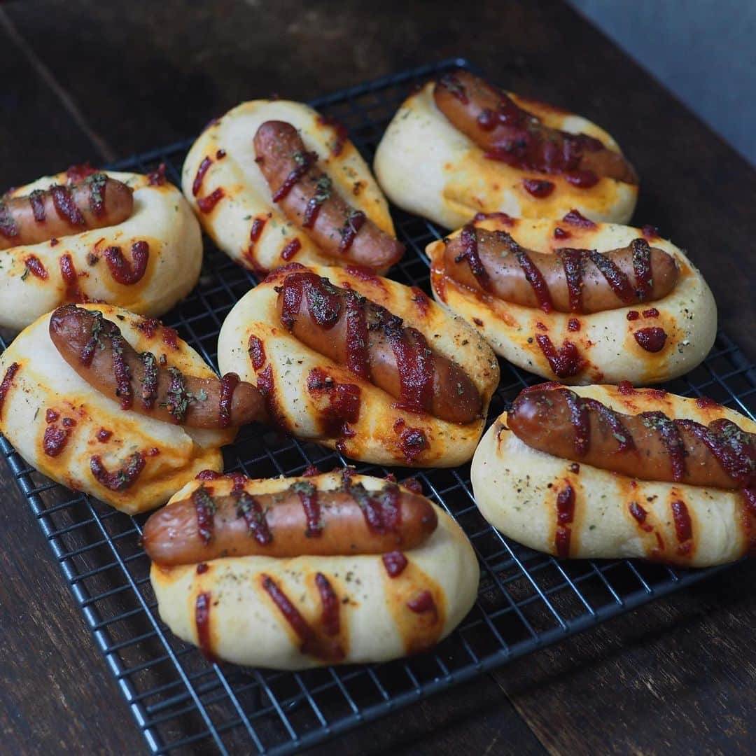 Rocoのインスタグラム：「01.11 #パラダイス酵母　を使ってソーセージパンを焼いてみた🥖パンはモチモチで美味しくこれは試食ですぐになくなってしまうやつ笑  #rocoおやつ#パナソニックビストロ#ソーセージパン#シャウエッセン」
