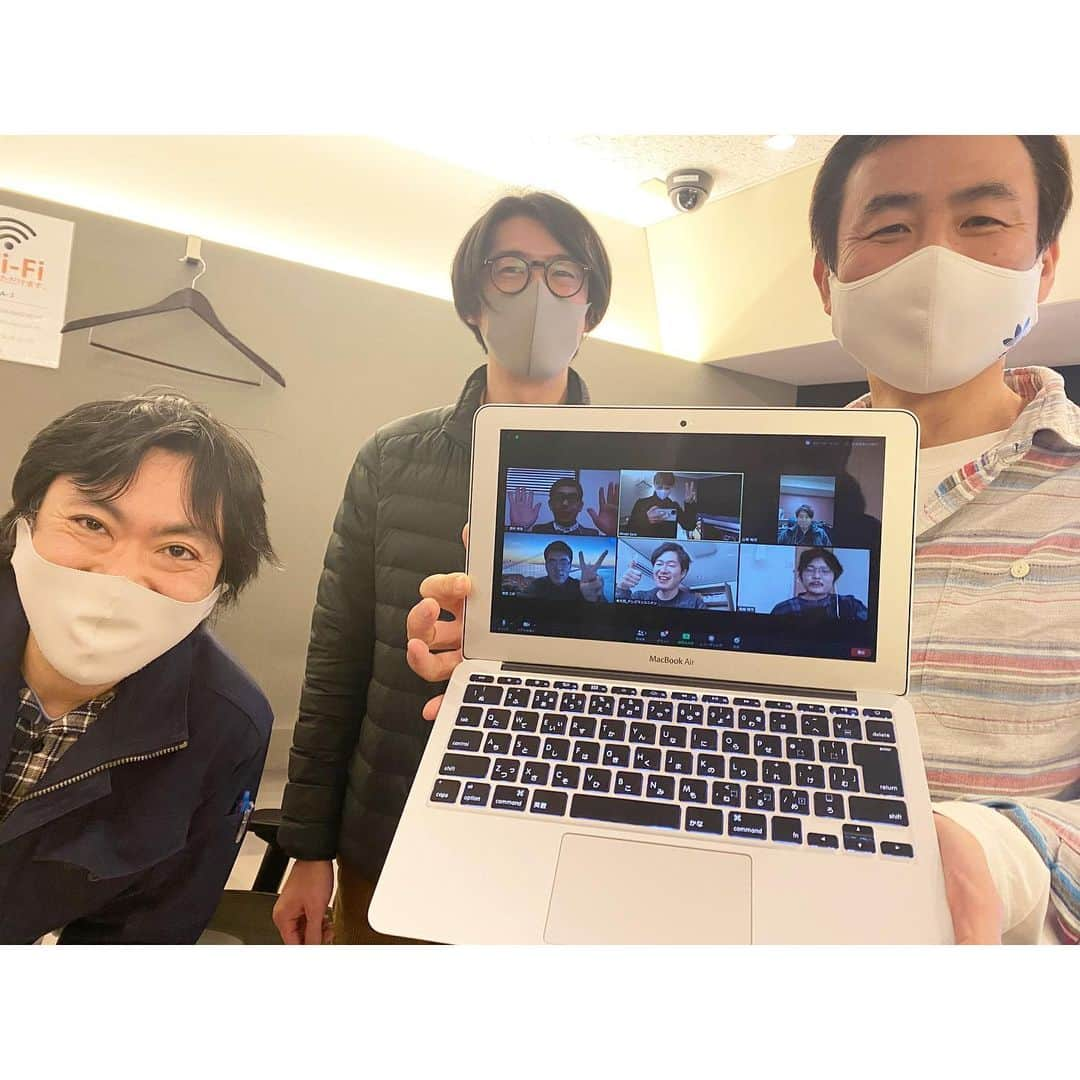 新井麻希さんのインスタグラム写真 - (新井麻希Instagram)「* 【モビエボ　presented by KINTO】on News Picks!  昨年5月にスタートしたNews Picksの番組で、この1月にリニューアル。その第一弾のナレーションに呼んで頂きました😊  番組のコンセプトは「次世代モビリティ」。 移動の本質とは何か、これからのモビリティはどう変わるのか深く掘り下げていく番組です。MCはお笑いタレントの山里亮太さん✨  去年News Picksに（意識高い系ではないんだけど🤣）加入してからも、私も何かやりたいとずっと思っていました！そんな中、別の番組でご一緒してチームに声をかけて頂きました。  今回のテーマは「やさいバス」。その取り組みは素晴らしく、素敵な番組にこうして関わることができてとても嬉しかったし、熱のこもり方はさすがの皆さんで、ナレーション収録楽しかったな😭  是非ご覧ください！！ 1月14日の22時配信スタートです😊  #モビエボ presented by #KINTO #newspicks」1月11日 17時29分 - makiarai58