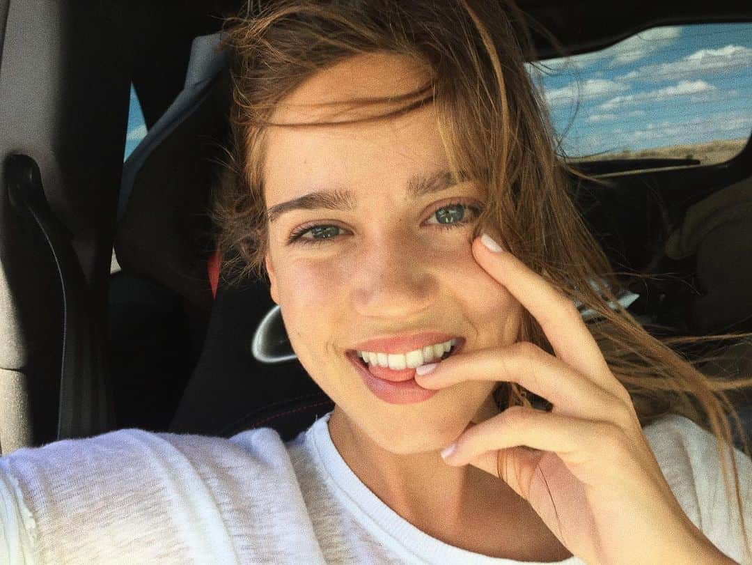 マチルダ・ルッツのインスタグラム：「I’ve often been asked. How can you be so happy all the time? The smile on my face doesn’t mean my life is perfect. It means I appreciate what I have. We live in a world where we constantly compare ourselves, we’re constantly looking at other people’s lives. What if we were to wake up everyday and remind ourselves to be grateful for ... what are YOU grateful for?」