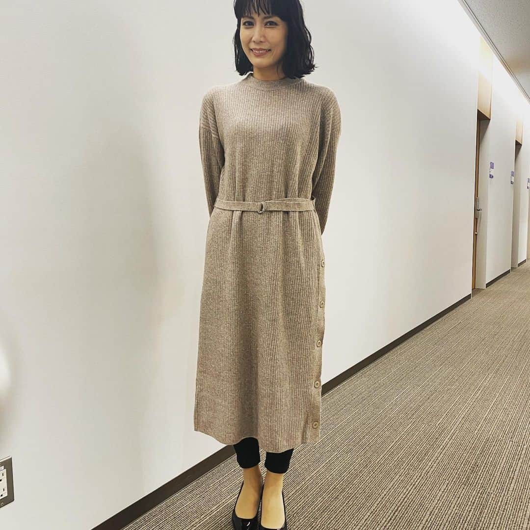 松川浩子さんのインスタグラム写真 - (松川浩子Instagram)「成人の日ですね。  新成人の皆様おめでとうございます㊗️  こんな状況下だからこそ 日本のこと 世界のこと 自分のこと 色々考えると思いますが 一緒に素敵な世界にしていきましょう🌟  お祝いのお酒で乾杯したいとこですが、 再びの緊急事態宣言 関西もそうなるかもなので みなさんステイホームで ご家族に成人をしっかり お祝いしてもらって下さいね〜  #成人の日おめでとう#ちちんぷいぷい#mbsアナウンサー #松川浩子#番組衣装#今日はニットのワンピース#20歳の自分に色々言いたい#さほど変わってないと思うのは厚かましいか」1月11日 17時33分 - hiroko_matsukawambs