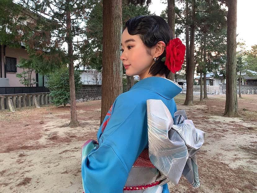 よしかわはるなのインスタグラム：「祝成人！🌹♥️ ママの50年ものの有名な人の振袖で、これを着て昔の着物のファッションショーに出てたんだって！ママとおばあちゃんの思いもこもったこの素敵な振袖はみんなに褒められました🙈💙 本当だったら留学で行けなかった成人式に行けてとっても良かった！！ 二次会なかったり集合写真なかったり寂しいけど、また集まれますように〜🎋 . #成人式 #成人式ヘア #20 #振袖 #着物 #2021 #令和 #黒髪 #フィンガーウェーブ #髪飾り」
