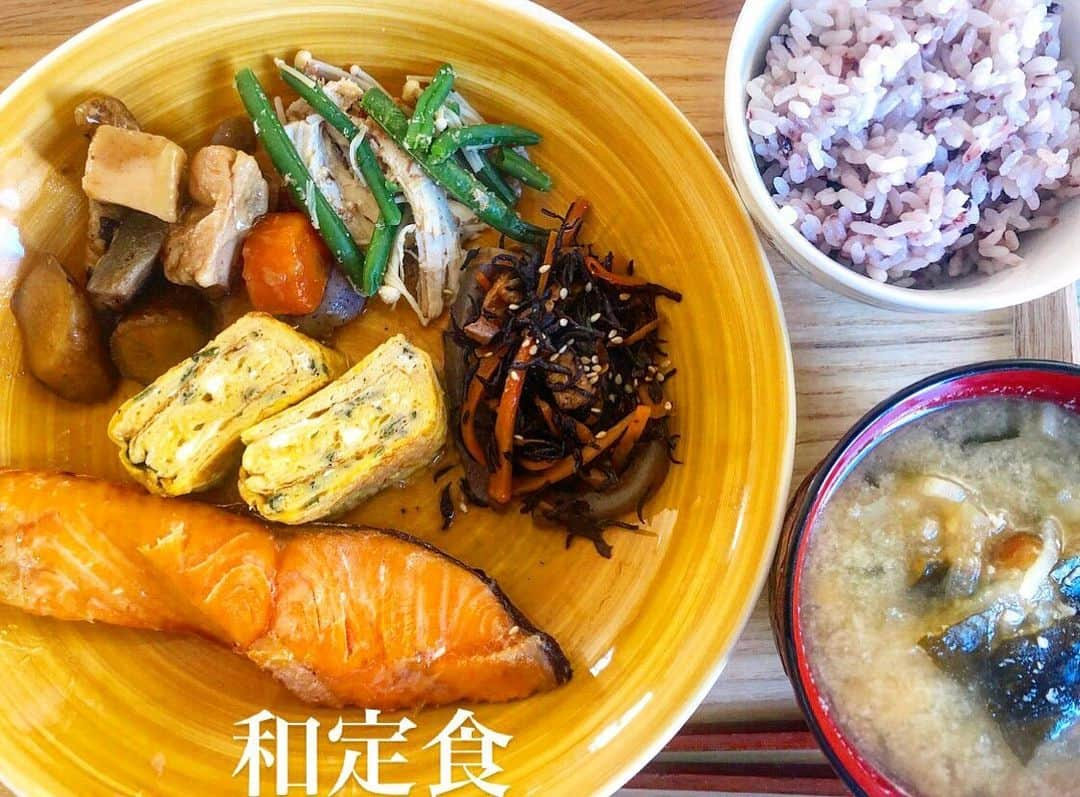 西尾春香のインスタグラム：「. 和定食🇯🇵 . 筑前煮 大葉のだし巻き卵 インゲンと鶏胸肉の胡麻和え ひじき煮 焼き鮭 大根なめこわかめのお味噌汁 赤米ごはん . #和食ごはん #おうちご飯 #料理 #ご飯 #栄養ご飯 #料理写真 #お家ご飯」