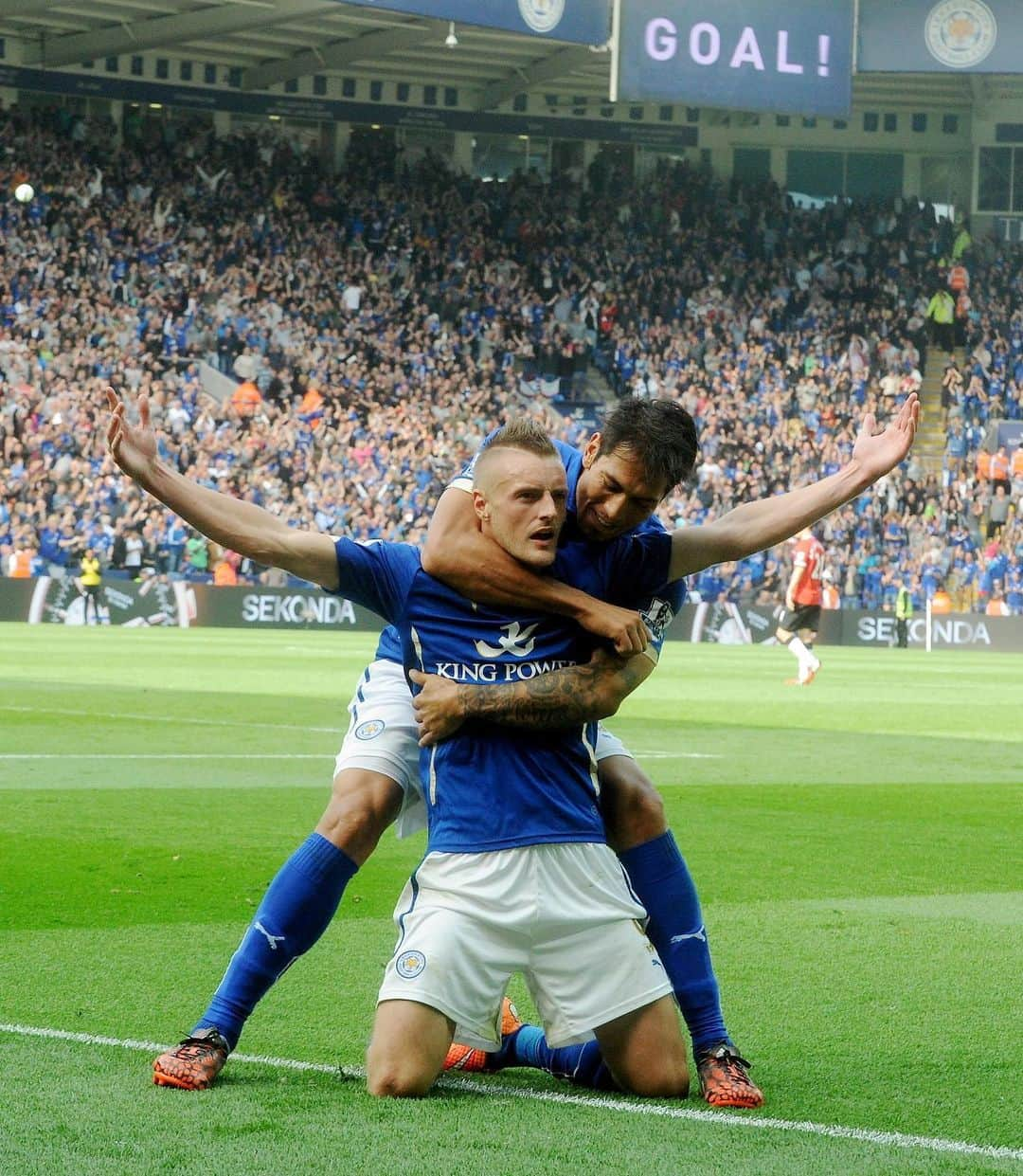 レスター・シティFCさんのインスタグラム写真 - (レスター・シティFCInstagram)「Happy birthday, Jamie Vardy! 🦊🎂  Leave your birthday messages for Vards in the comments 🥳  #lcfc • @vardy7」1月11日 17時37分 - lcfc