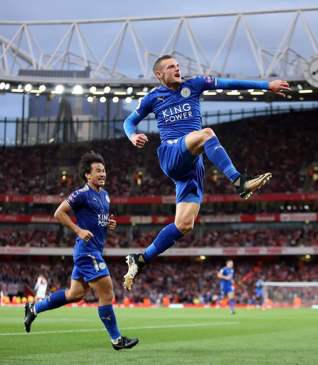 レスター・シティFCさんのインスタグラム写真 - (レスター・シティFCInstagram)「Happy birthday, Jamie Vardy! 🦊🎂  Leave your birthday messages for Vards in the comments 🥳  #lcfc • @vardy7」1月11日 17時37分 - lcfc