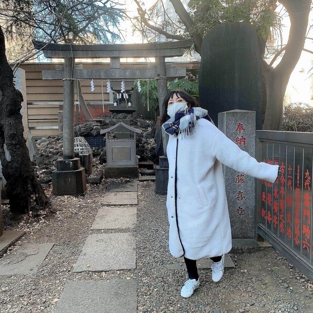 西原さおりのインスタグラム：「こんにちは西原さおりです😊 東京もここのところかなり冷えております。 てことで、昨日は一番分厚い毛布のようなコートを着て出かけました。 と言っても、歩いて行けるところだけだけど。 ・ 途中、花園神社と浅間神社へお参り。 やっと人が少なくなってました。 それでも15分くらいは並んだかな。 ・ #新宿 #花園神社 #初詣  ・ ・ 今日もお蕎麦屋さんに行ったけど、地下街にシャッターの降りたお店がいくつもあった… 飲食店よりもファッション系のテナントが閉まったように感じます。 ・ コロナ禍がこれほど長く続くとは誰も思いませんでしたよね。 ご商売、本当に大変だと思います。 出口が見えない… どうしたらいいんでしょう。 ・ ・ でも嬉しくなる出来事もありました。 お蕎麦屋さんではお店の若い従業員さんが、わたしの言葉を聞きつけてウーロン茶をあたためてくれたし、 コンビニでは商品の箱を倒してしまった時、若い女の子がサッと手伝ってくれて、しかも笑顔がとてもかわいかったし。 みんな優しい😳✨ 感動しちゃったよ ・ #悪いことばかりじゃない #ありがとう  #できることから #少しずつ #積み重ねていこう  #蕎麦 #サブナード  ・ ・ そういえば今日は成人の日でしたよね。 こんな時期でオンラインになったり延期になったり残念ですけど、それでも今日は晴れ着の人を何人も見かけました。 せっかく準備してたんだもの、着たいよね！わかる。 晴れ着に合うマスクもきっとあるよね。 #新成人のみなさんおめでとう ✨ どうかくれぐれも気をつけて楽しんで。 ・ ・ #voiceover #japanesevoiceover @saolisample #ナレーター #西原さおり」