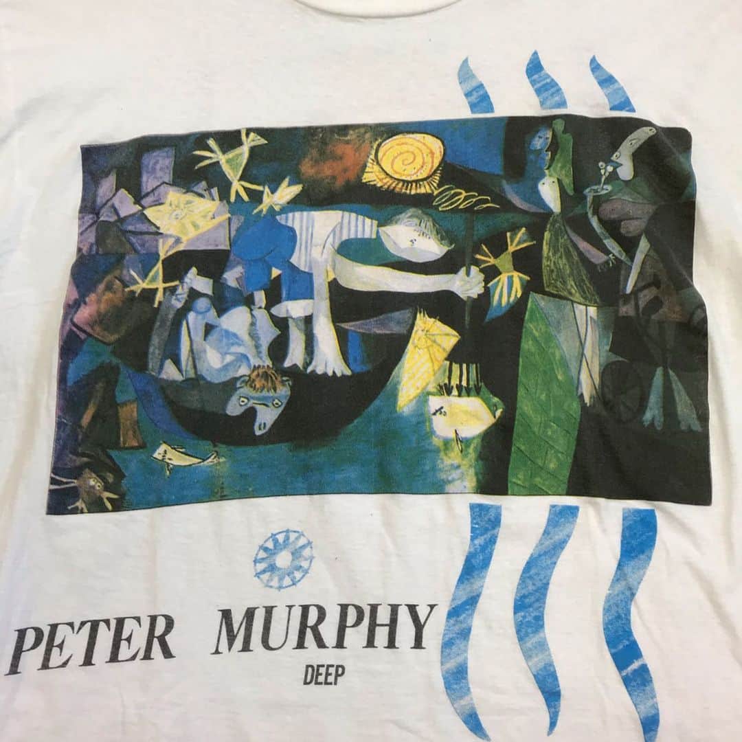 ジャムルさんのインスタグラム写真 - (ジャムルInstagram)「1990's PETER MURPHY ¥20000+tax . ゴシック・ロックの先駆者と言えるイギリスのバンド、Bauhaus。 そのVo.だったのが通称「ゴスの帝王」ことピーター・マーフィーです。  こちらは1990年にリリースした「DEEP」のツアーTシャツになります。 フロントにはピカソが描いた「Night Fishing At Antibes」のグラフィック。 深い色使いが美しく、ロックとアートが同時に楽しめる贅沢な1枚！ .  WEB SHOPに入荷しております。 是非ご覧ください。 jammru.com  #お問い合わせはお電話で承ります #jammru#jammru_tee#vintageshirt #vintagetee#bandtee#petermurphy  #osaka  #fashion  #streetstyle  #streetfashion  #vtg  #vintage  #used  #usedclothing  #古着 #古着屋 #ファッション #70s #80s #90s #ご来店の際はマスクの着用をお願い致します」1月11日 17時41分 - jammru