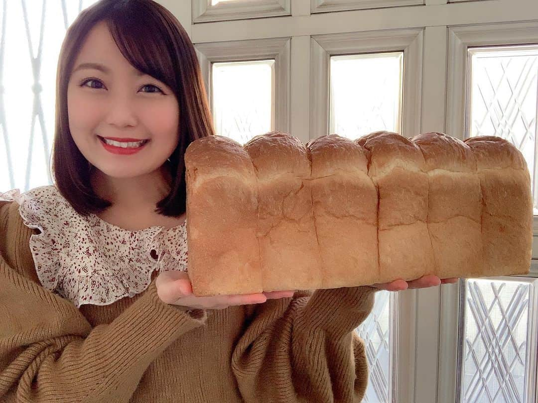 嶋梨夏さんのインスタグラム写真 - (嶋梨夏Instagram)「世界で一番大好きなパンです🍞お正月に食べたのにもうすでに恋しくて、会いたくてたまりません🥺💓💓💓 . . . . . #世界で一番 #美味しい #食パン #パン #bread #パンネル #パンネルの食パン #宝塚 #宝塚グルメ #アラサー女子 #丸顔 #ボブ #ぷに子 #photooftheday #JAPAN #japanesegirl #avex #avexmanagement #instagood #followme #ricashima #嶋梨夏」1月11日 17時42分 - shimarica_jp