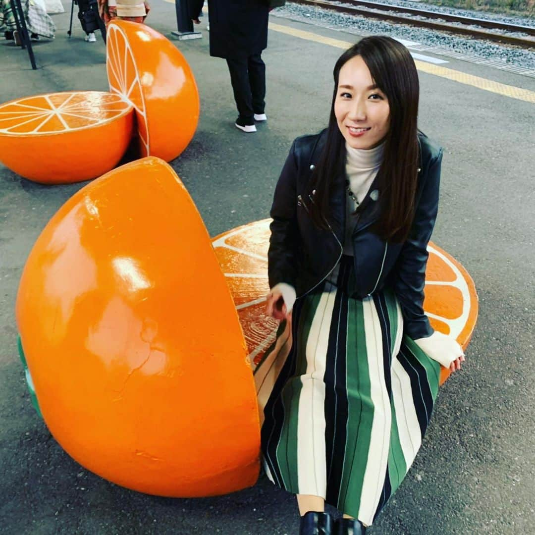 椎名佐千子さんのインスタグラム写真 - (椎名佐千子Instagram)「番組のロケで大分県津久見市へ♪ 色々経験できて楽しかったし、とても充実した一日でした！ 出会った方もあたたかくて良い町でした(*^^*) また行きたい！！！  #大分県津久見市 #ロケ #イルカ #イルカショーたのしかった💓  #なごり雪唄ったよ #藤野とし恵さん #岩佐美咲さん #楽しい一日 #ありがとうございました」1月11日 17時51分 - enkano.shiinasachikodes