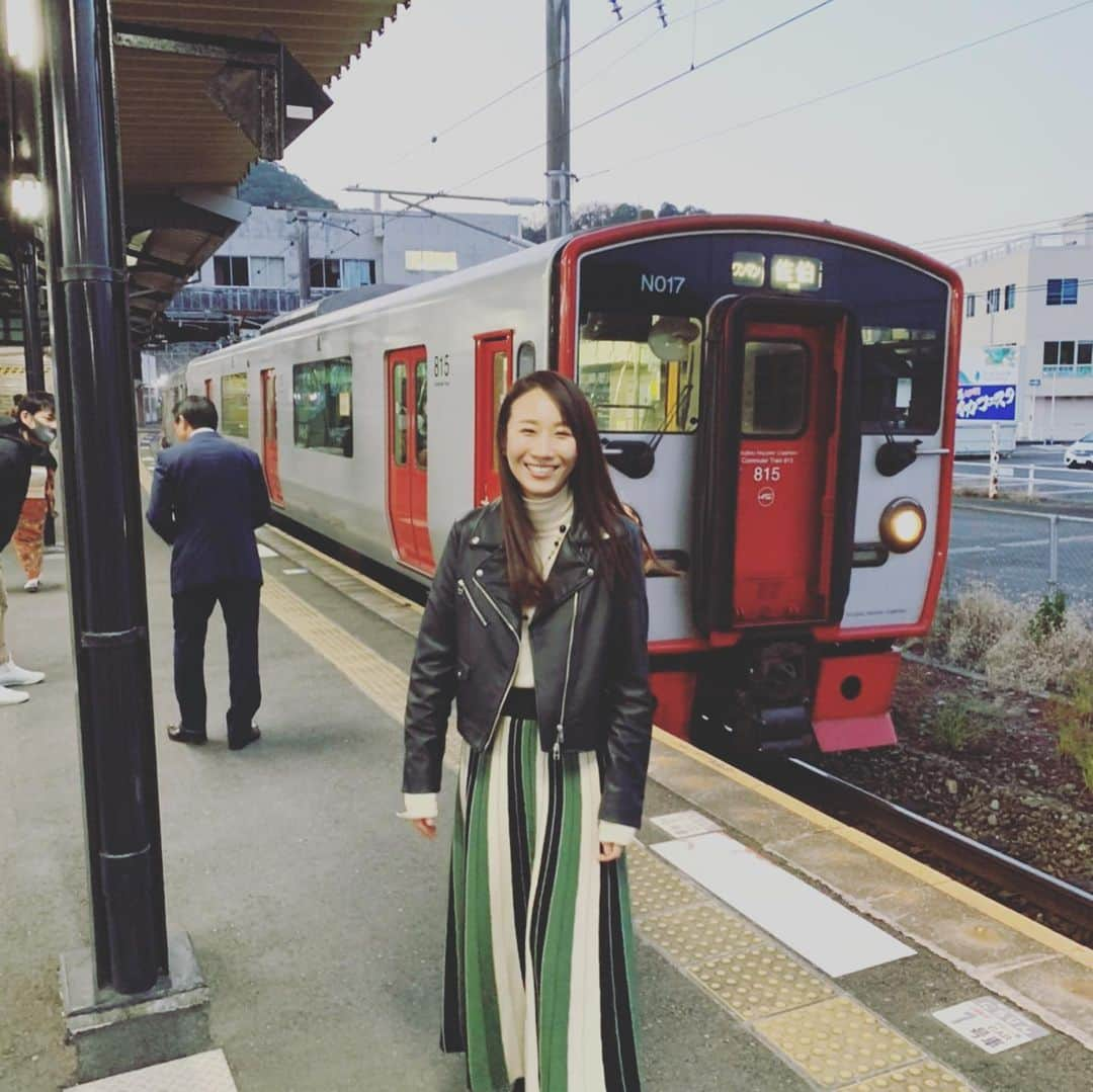 椎名佐千子さんのインスタグラム写真 - (椎名佐千子Instagram)「番組のロケで大分県津久見市へ♪ 色々経験できて楽しかったし、とても充実した一日でした！ 出会った方もあたたかくて良い町でした(*^^*) また行きたい！！！  #大分県津久見市 #ロケ #イルカ #イルカショーたのしかった💓  #なごり雪唄ったよ #藤野とし恵さん #岩佐美咲さん #楽しい一日 #ありがとうございました」1月11日 17時51分 - enkano.shiinasachikodes