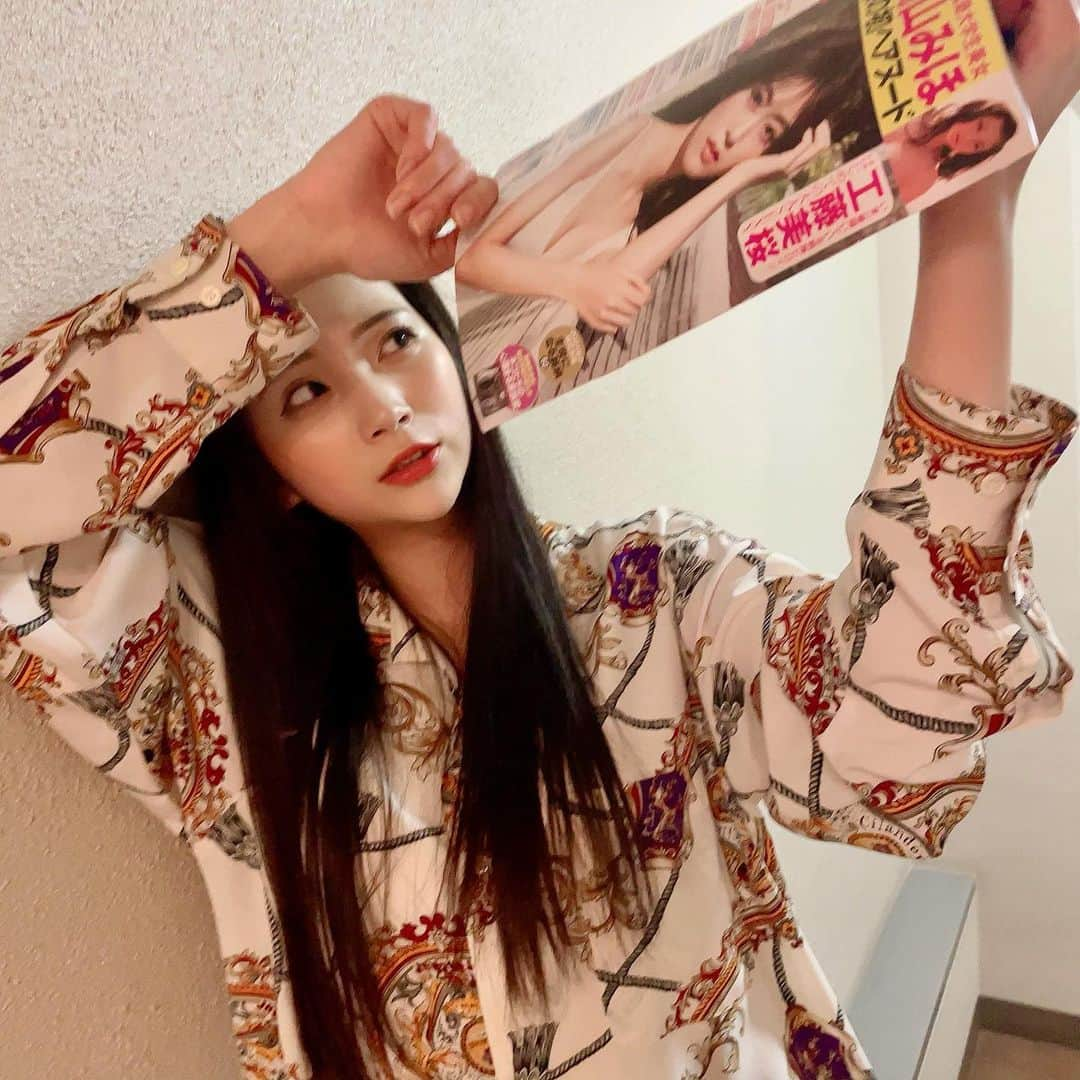 街山みほさんのインスタグラム写真 - (街山みほInstagram)「FRIDAYの袋とじを覗き見する22歳。。﻿ ﻿ 自分で自分を見てテンションあがってます笑笑﻿ ﻿ ﻿ 今回はなんと！！﻿ ﻿ １３ページも組んでいただけて、街山祭りが開催中です😆✨﻿ ﻿ 見てくれたら嬉しいです！﻿ ﻿ すでにFRIDAYを見てくれた人は、何回も読み直してくれたら嬉しいです！！﻿ ﻿ ﻿ -----------------------------------------------------------------﻿ ﻿ 写真集 『Scarlet』予約販売受付中です！！﻿ ﻿ 写真集では、もっと凄い街山みほが見れちゃいますよ？💖﻿ ﻿ ﻿ ﻿ デジタル写真集も好評発売中なので、そちらも見てくれたら嬉しいです！！﻿ ﻿ 街山が飛んで喜びます、、😂﻿ ﻿ ﻿ 【デジタル写真集】﻿ ﻿ ①「深窓」 撮:篠山紀信さん﻿ 生まれて初めての撮影現場&篠山紀信さんに撮影していただくこともあり、ガチガチなスタートでした🙌😂﻿ あどけない感じもありますが、自分をさらけ出すことが出来た貴重な経験でした✨﻿ ﻿ ②「秘宿」 撮:西田幸樹さん﻿ 素敵な宿での撮影でした♪﻿ 浴衣姿や入浴シーンが多めで、色気のある写真集となっています！﻿ 私と一緒に旅行する気分を味わって貰えれば嬉しいです💞﻿ ﻿ ③「潮騒」 撮:西田幸樹さん﻿ 漁港の街で撮影した洋風なイメージとなっています♪﻿ 少し大人に成長した雰囲気もありますが、笑顔溢れるカットも多いです😆﻿ ﻿ ④「秘宿/潮騒」 撮:西田幸樹さん﻿ 「秘宿」「潮騒」120カットの完全版となっています！！﻿ 見応えがある写真集となっていますので、街山を存分に堪能してください🥰﻿ ﻿ ﻿ #街山みほ #friday #グラビア #袋とじ #セクシー #艶髪 #艶肌 #柄シャツ #シャツ #シャツコーデ #ファッション #コーデ #水着 #下着 #ランジェリー #黒髪 #ロングヘア #エモい #写真集 #写真 #sexy #beautiful #beauty #japan #love #fashion #粉我 #可愛 #照片 #漂亮」1月11日 17時51分 - machiyamamiho