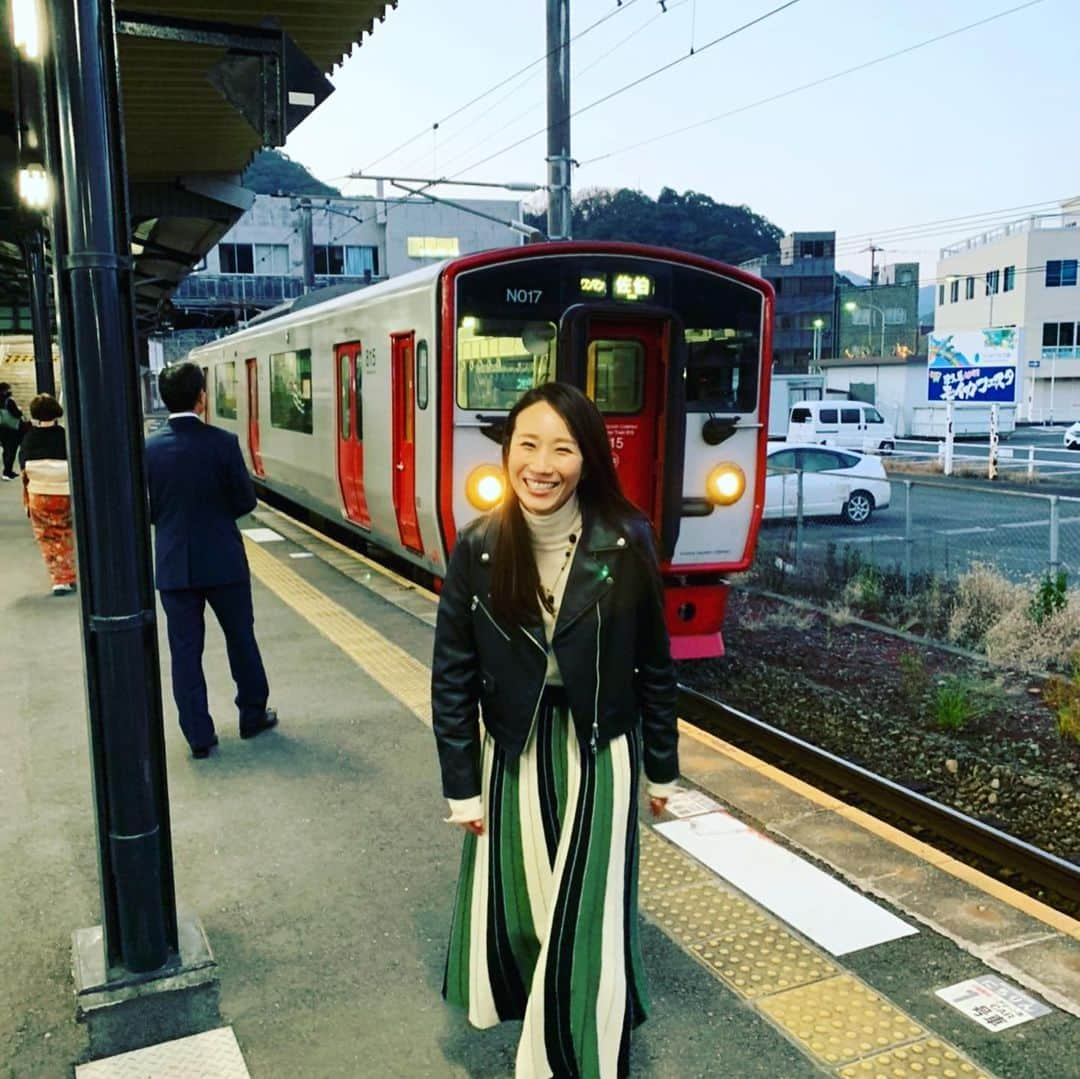 椎名佐千子さんのインスタグラム写真 - (椎名佐千子Instagram)「番組のロケで大分県津久見市へ♪ 色々経験できて楽しかったし、とても充実した一日でした！ 出会った方もあたたかくて良い町でした(*^^*) また行きたい！！！  #大分県津久見市 #ロケ #イルカ #イルカショーたのしかった💓  #なごり雪唄ったよ #藤野とし恵さん #岩佐美咲さん #楽しい一日 #ありがとうございました」1月11日 17時51分 - enkano.shiinasachikodes