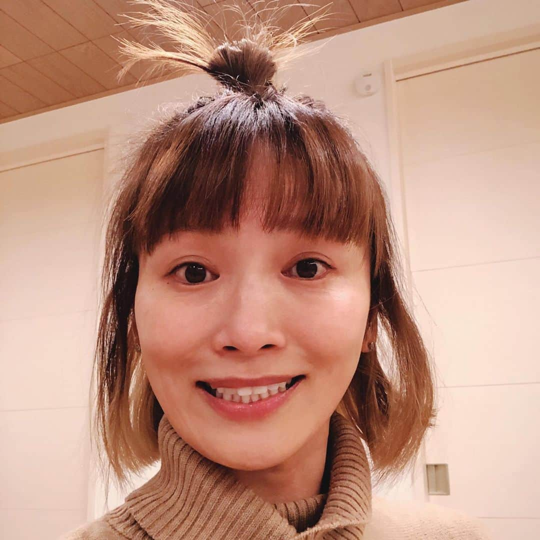 倉本康子さんのインスタグラム写真 - (倉本康子Instagram)「🌟 プライベートでよくする髪型。 ふと鏡を見たら気になって父に 「時代劇に出てくる子供みたいな髪型？」と聞いたら 「ちゃーん！」と返ってきた。  ちゃーーーーーん！！！」1月11日 17時51分 - yasuko_kuramoto_yakko