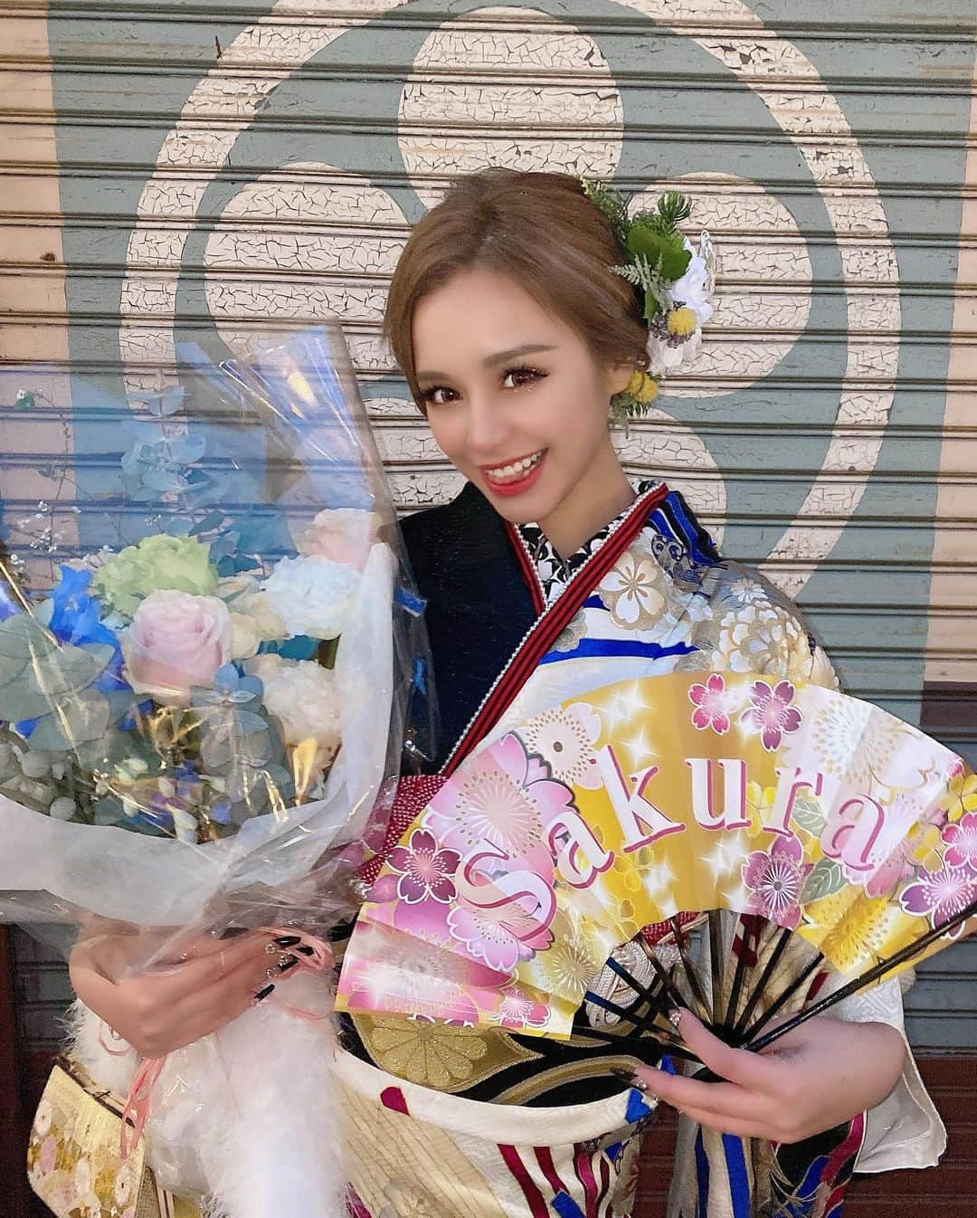 関口さくらさんのインスタグラム写真 - (関口さくらInstagram)「祝 成人したのだ❗🎊㊗  お花も振袖に合わせて貰った😢🌷.*  #成人式 #振袖 #20歳 #ぴちぴちだよーん #浅草」1月11日 17時44分 - frndz.66