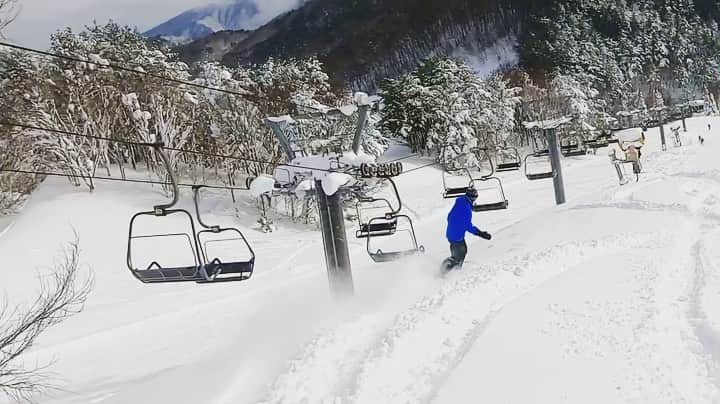 吉田拓巳のインスタグラム：「毎年この季節だけ唯一するスポーツ 笑 めちゃくちゃ久しぶりに広島の恐羅漢に来たけど、雪質最高でした！ 今年こそ安定して滑れるようになりたい！  🎥 @fat_jo321」