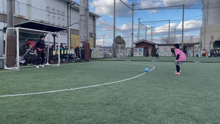 加藤順大のインスタグラム：「SUNRISEONE サッカースクール体験会開催！！  いよいよ始まります。 開校前に体験会 @fsk2036  #フットサルスクエア京都南 で開催します！！  2/2 16:00〜17:15  現小学3年 17:30〜18:45  現小学4.5年 19:00〜20:15  現小学6年 20:30〜21:45  現中学1.2年 各学年18名　キーパー、フィールド問わず 加藤順大がゴールキーパーで シュート練習します。 キーパーの子はキーパーとシュート両方してもらいます！！  2/4 16:00〜17:00  グリーン、センター 現小学3年〜現小学5年　GK募集 GK12人募集  SUNRISEONE GKアカデミー  育成年代のストライカー、ゴールキーパーにしっかりとした指導をしていくことが 日本のサッカーのレベルを上げる事になると考えています。 ストライカー、ゴールキーパーを世界に通用する選手を育てたい。 原石をダイヤモンドに。 選手の特徴を理解し、その子の一番合った理想のストライカー、ゴールキーパー像を一緒に追いかけていきます。 なぜ加藤順大が、ストライカーを指導するのか。 それはゴールキーパーとして怖いストライカーを体感しているからです。 どこにシュートを打てば点を決める事ができるのか。 1番理解している加藤順大が素晴らしい実績のあるコーチと共に指導します。 シュートを受けるのは加藤順大です。 . . ゴールキーパーの育成 プロ18年の現役生活。 日本のゴールキーパーのレベルが低いと言われてきました。 悔しいです。 その原因はＪリーグクラブの海外のゴールキーパーへの依存。 日本のゴールキーパーが試合に出る機会が少なくなっているのに日本のゴールキーパーはレベルが低いと言われているのです。 プロの選手からプロの目線での指導を！！  参加希望は参加人数と名前と、ポジションをDM下さい。 プレスクールの為、料金はいただきません。 プレスクール参加後にスクール生の募集案内をします。 よろしくお願いします。  コロナ感染予防対策、徹底します！！！」