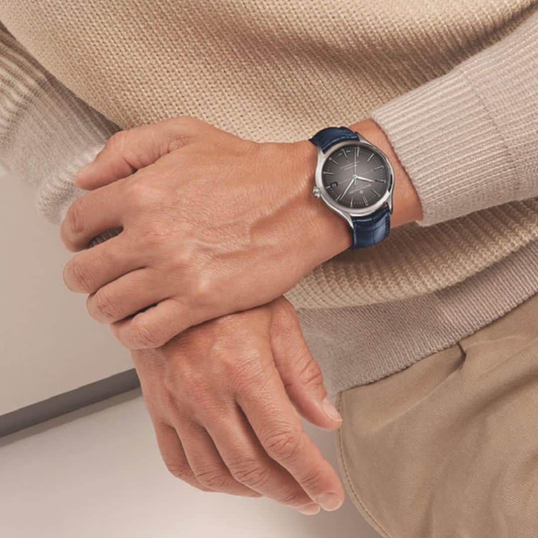 ボーンメルシーのインスタグラム：「Beige tones paired with Clifton. Stand out with subtleness. -- Clifton Baumatic 10550 40mm, Interchangable strap, In-house Baumatic movement, 5 Days Power Reserve -- #BaumeEtMercier⁣⁣ #Swissmade⁣⁣ #Watchmaking⁣⁣ #WatchOfTheDay⁣⁣ #Watches⁣⁣ #Baumatic⁣⁣ #CliftonBaumatic #Innovation #Design #Materials」