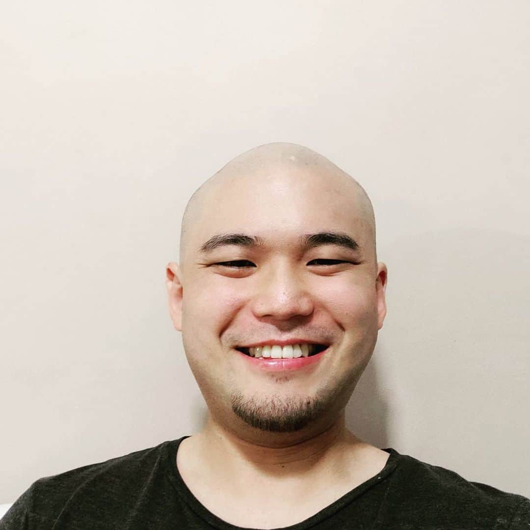 ジブリおじさんのインスタグラム：「Missing my Botak Style👩‍🦲 It's probably the most suitable hairstyle in South Eastern Asia. But you'll need a hat to prevent sunburn on your scalp. Swipe to see the before & after!  疲れたら見るといい写真。 また坊主にしたいな…でも義母と妻に止められます。再坊主への道は険しい… . . . #throwback #nicehairstyle #singaporestyle #ナイスヘアカット #おしゃれ坊主」