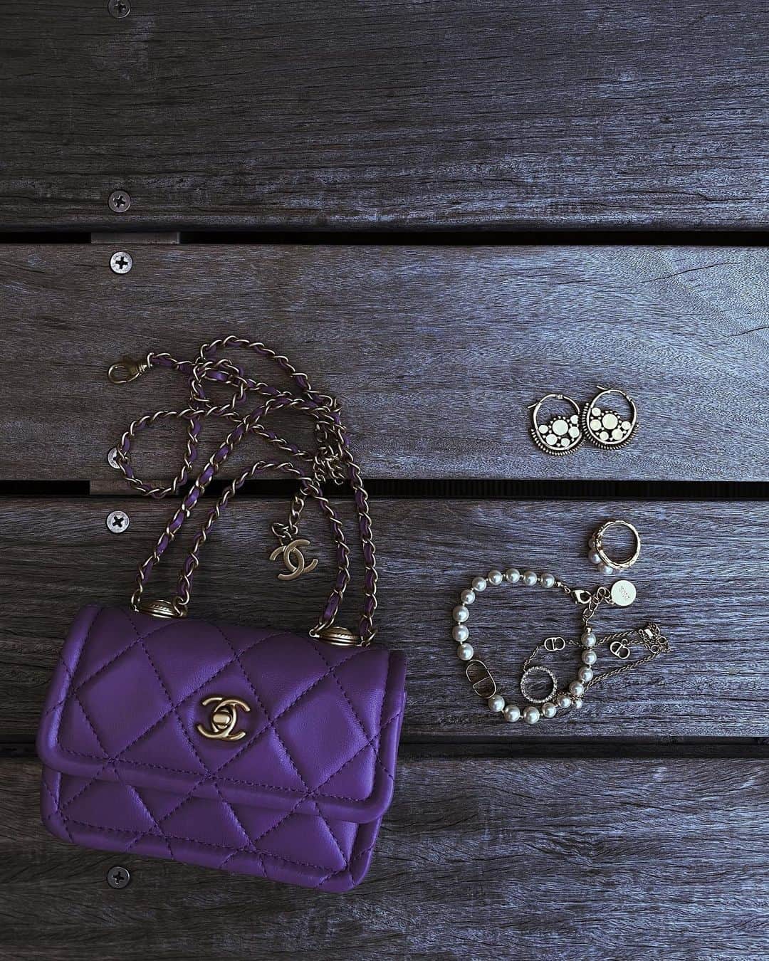 のインスタグラム：「my new fav accessory⛓  #chanelbag #dior #unchained #accessories #gold #purple kannacode  #パールアクセサリー #アクセサリー #ファッション #シャネルバッグ #チェーンバッグ」
