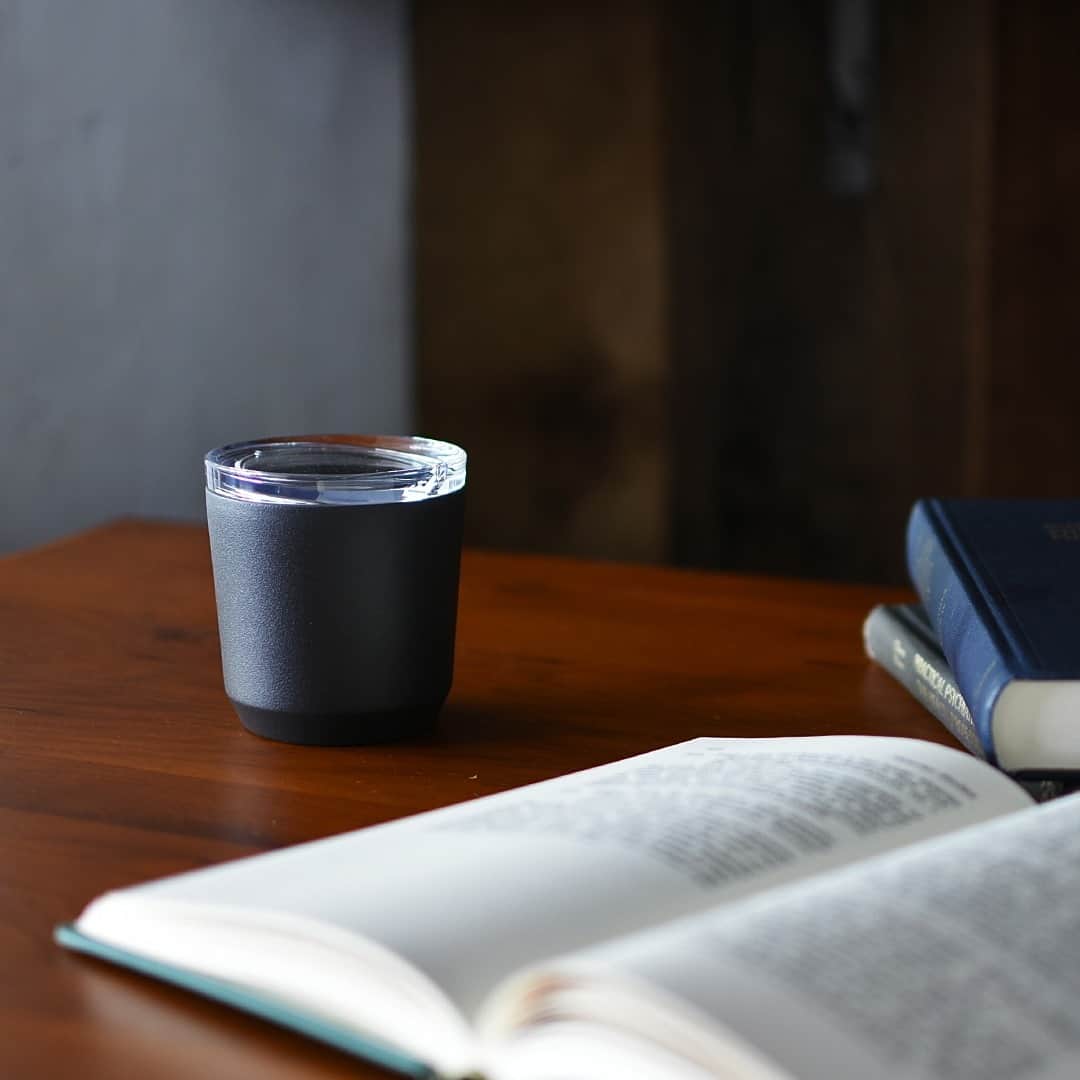 のインスタグラム：「[Collection: TO GO TUMBLER]⁠ 様々なライフタイルにフレキシブルに寄り添うTO GO TUMBLERは、飲み心地の良さや手入れのしやすさ、ディテールにこだわりぬいた設計で、ステンレス製の真空二重構造により、温度や風味をキープ。マットな触り心地に落ち着いた色合い、シンプルで飽きのこないデザインです。⁠ （詳しくはLinkin.bioをクリック @kintojapan）⁠ ---⁠ TO GO TUMBLER is ideal for various scenes throughout your day, going to work, driving, or relaxing. The lid is minimally structured for comfortable drinking. Vacuum insulated tumbler retains the temperature and flavor of drinks for a long time, and the tapered form allows easy carrying. A clean design featuring matte texture and calm colors, it brings relaxation to your life on the go.⁠ (see linkin.bio @kintojapan)⁠ ---⁠ Share your KINTO items with #mykinto for a chance to be featured.⁠ .⁠ .⁠ .⁠ #kinto #キントー #simpledesign #tableware #houseware #homedecor #simplelifestyle #lifestyle #シンプルデザイン #インテリア #暮らしの道具 #暮らしを楽しむ #シンプルな暮らし #丁寧な暮らし」