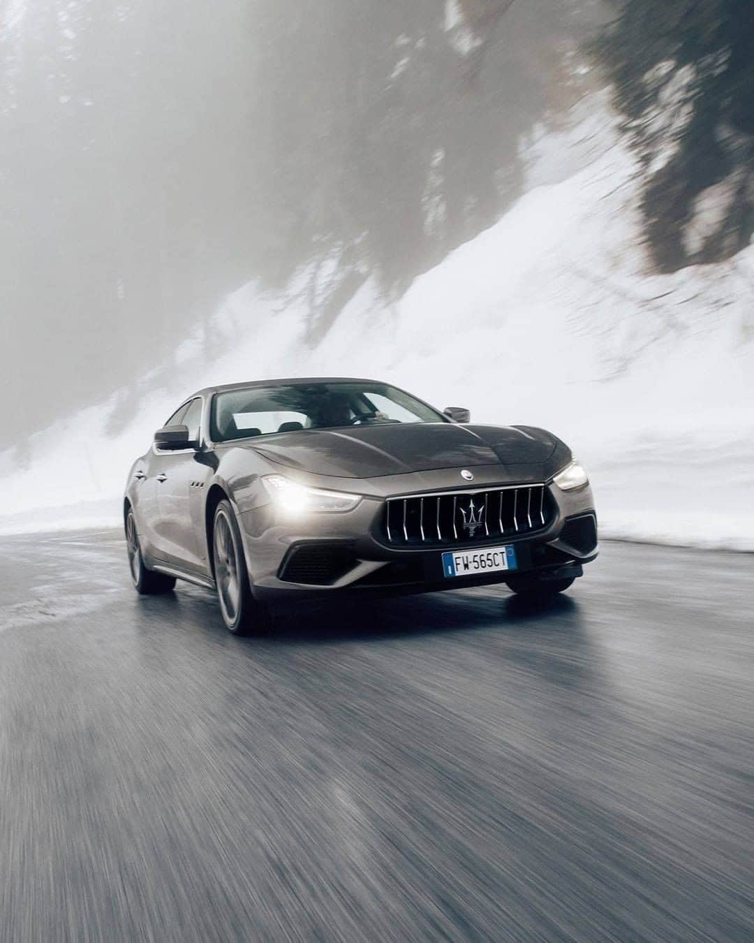 Maserati Japan | マセラティ ジャパンのインスタグラム：「その傑出した佇まい、ハイレベルなラグジュアリー性。 マセラティの大胆な哲学を、エレガントに体現するギブリ。 無機質で平凡な日常に、全てが異次元の心高鳴る体験と価値観を提案します。  ギブリの詳細はこちら https://www.maserati.com/jp/ja/models/ghibli  #Maserati #マセラティ  #MaseratiJapan #マセラティジャパン #Ghibli #ギブリ」