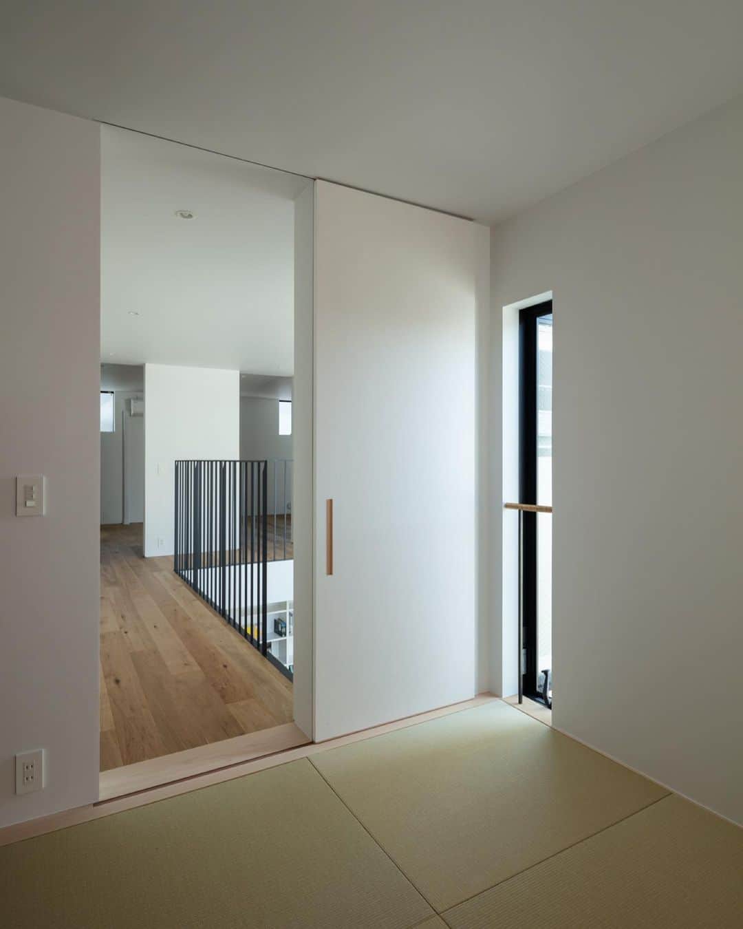 Horibe Associates co., ltd. のインスタグラム：「・ House in Higashisumiyoshi  more⇨@horibeassociates  線路高架を望むことができる駅からほど近い住宅密集地に位置する敷地  プライバシーの保たれた屋外テラスと 3層吹抜けのリビング空間が家族を繋ぐ 木造３階建て中庭型住居  #耐震等級3 #長期優良住宅  photo @yoheisasakura  ・ #architecture#architect#architecturephoto#architecturephotografy #architettura#Kiếntrúc#arquitectura#Architektur#Arkitekture#architexture #マイホーム記録#マイホームメモ#ガレージハウス」