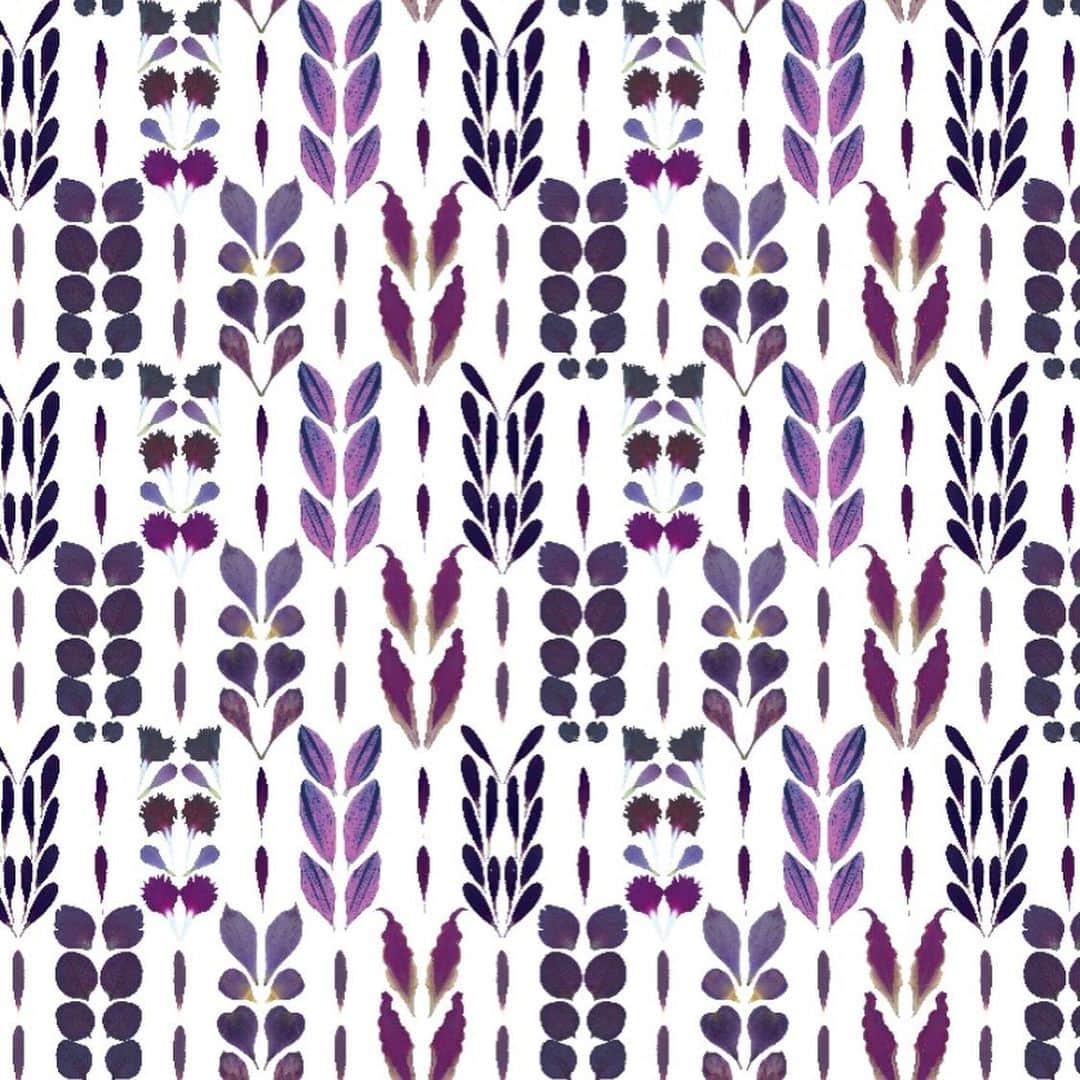 planticaさんのインスタグラム写真 - (planticaInstagram)「YAGASURI / 矢絣﻿ ﻿ 伝統的な和柄の図案から着想した、﻿ 本物の花びらを使って再構築した花柄です。﻿ ﻿ ---﻿ Floral Pattern Collection by plantica﻿ プランティカ花柄図案集﻿ ﻿ #plantica #プランティカ﻿ #textiledesign #テキスタイルデザイン ﻿ #floralpattern #花柄 #図案﻿ ---」1月11日 17時58分 - plantica_jp