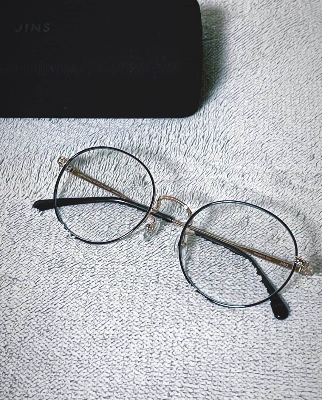 泉クリスさんのインスタグラム写真 - (泉クリスInstagram)「👓 ・ ・ 眼鏡が欲しくなって 我慢できなくなって買っちゃいました。 ・ ・ ・ 店員さんには 「眼鏡必要ないくらい視力いいですよ？」 と言われました。 ・ ・ 『そうなんです！（ドヤ顔）』 ・ ・ 眼鏡の似合う 眼鏡男子になってみようかと。 ・ ・ ・ #眼鏡 #高校生時代ぶり #視力はすこぶる良い #お洒落眼鏡 #色違いもいつか欲しい #jins」1月11日 18時09分 - izu3icris