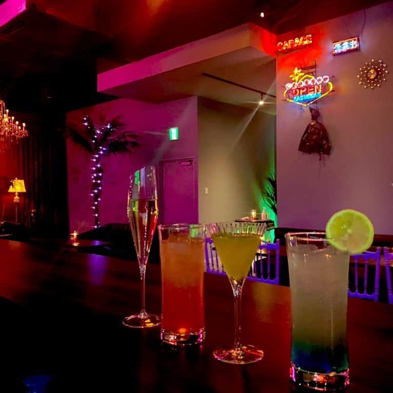 松隈ケンタのインスタグラム：「本日も20時〜  @guldilocks_bar  来店前に予約のお電話頂けるとスパークリングワイン一杯無料だそうです！  ワタクシも時間によって現れる予定」