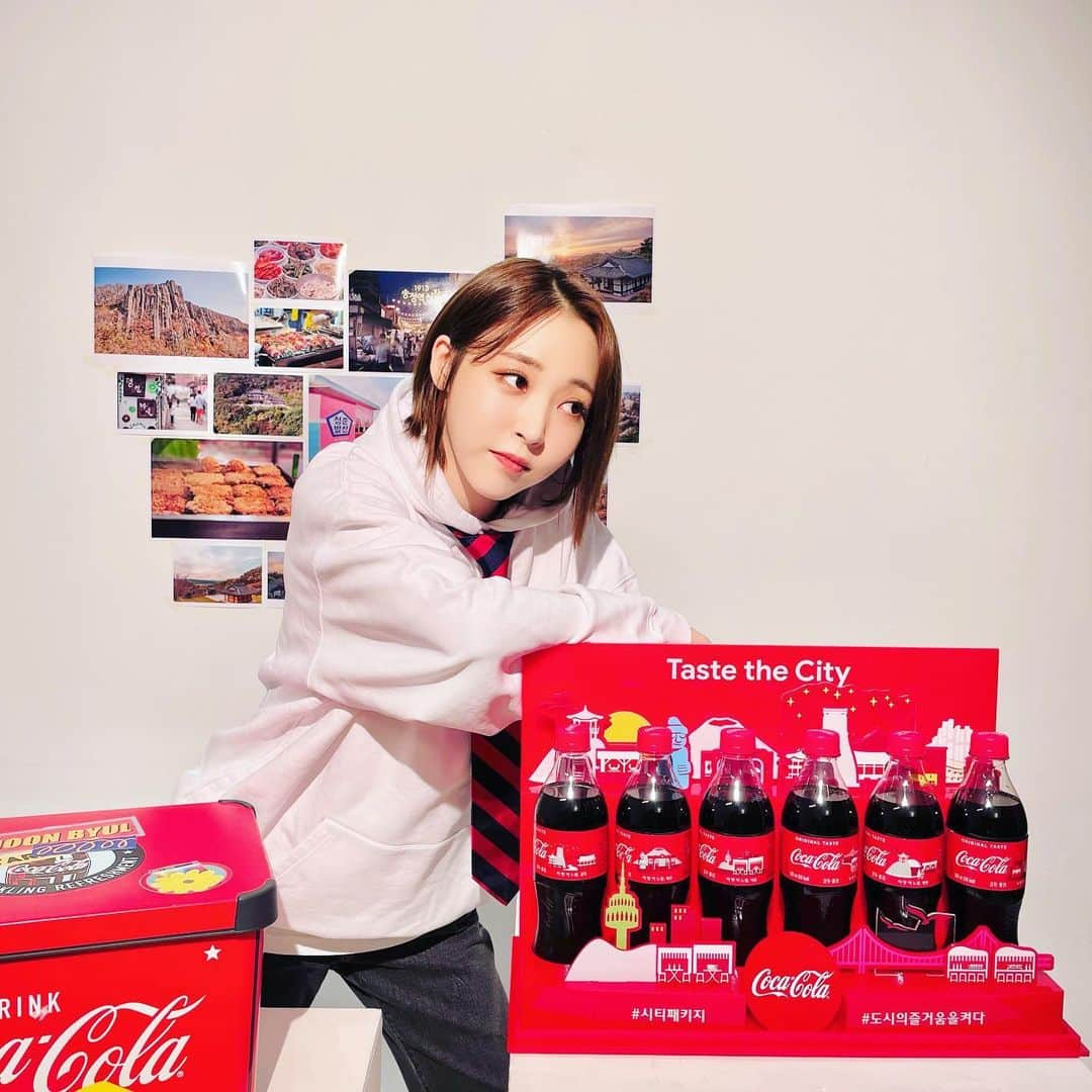 ムンビョルさんのインスタグラム写真 - (ムンビョルInstagram)「Coke Love ❤️ ⠀ ⠀ #광고#코카콜라 #CocaCola#이맛이느낌 #시티패키지 #도시의즐거움을켜다 #광주#성덕❤️  ⠀ ⠀ ⠀ ⠀ ⠀ #byul2closet」1月11日 18時03分 - mo_onbyul