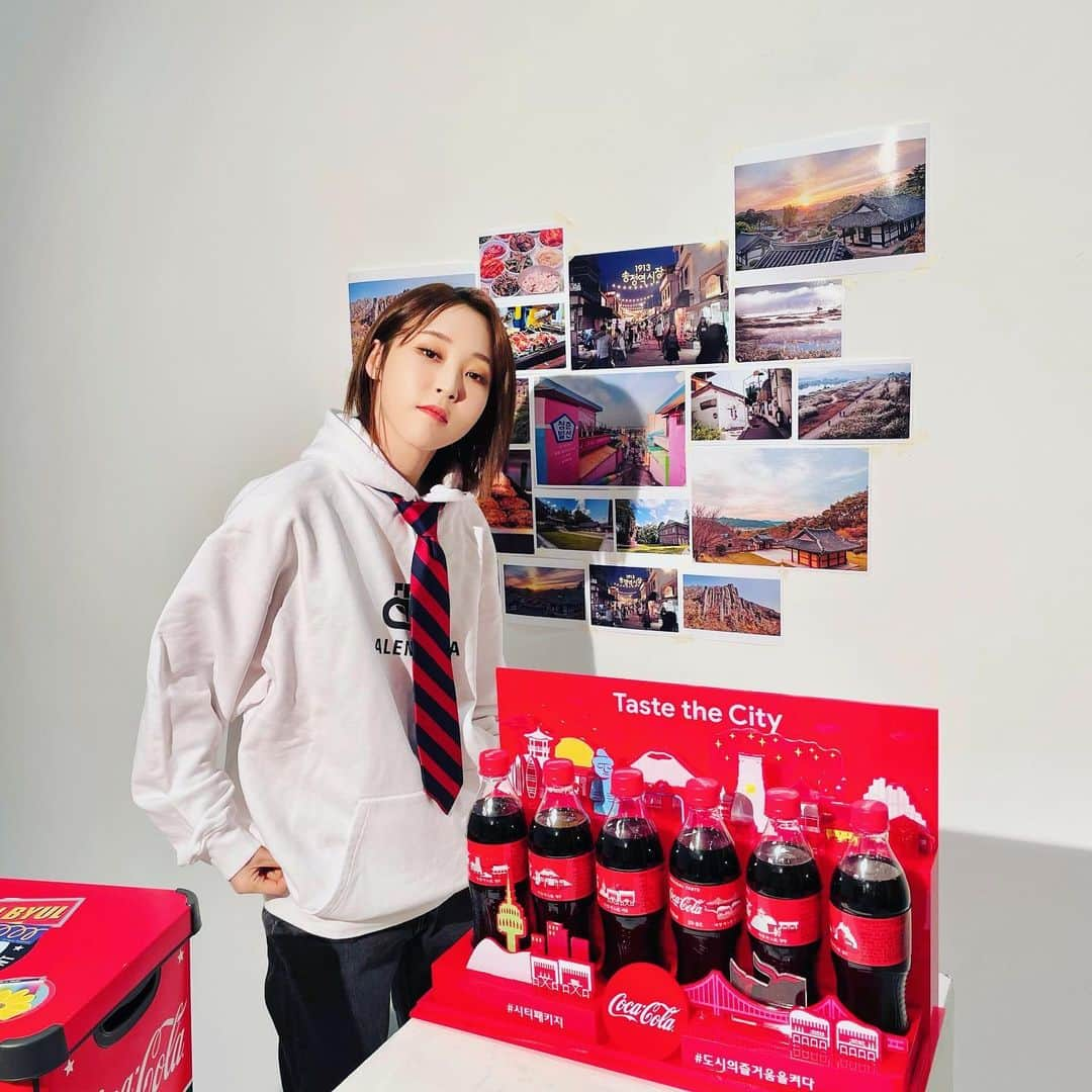 ムンビョルさんのインスタグラム写真 - (ムンビョルInstagram)「Coke Love ❤️ ⠀ ⠀ #광고#코카콜라 #CocaCola#이맛이느낌 #시티패키지 #도시의즐거움을켜다 #광주#성덕❤️  ⠀ ⠀ ⠀ ⠀ ⠀ #byul2closet」1月11日 18時03分 - mo_onbyul