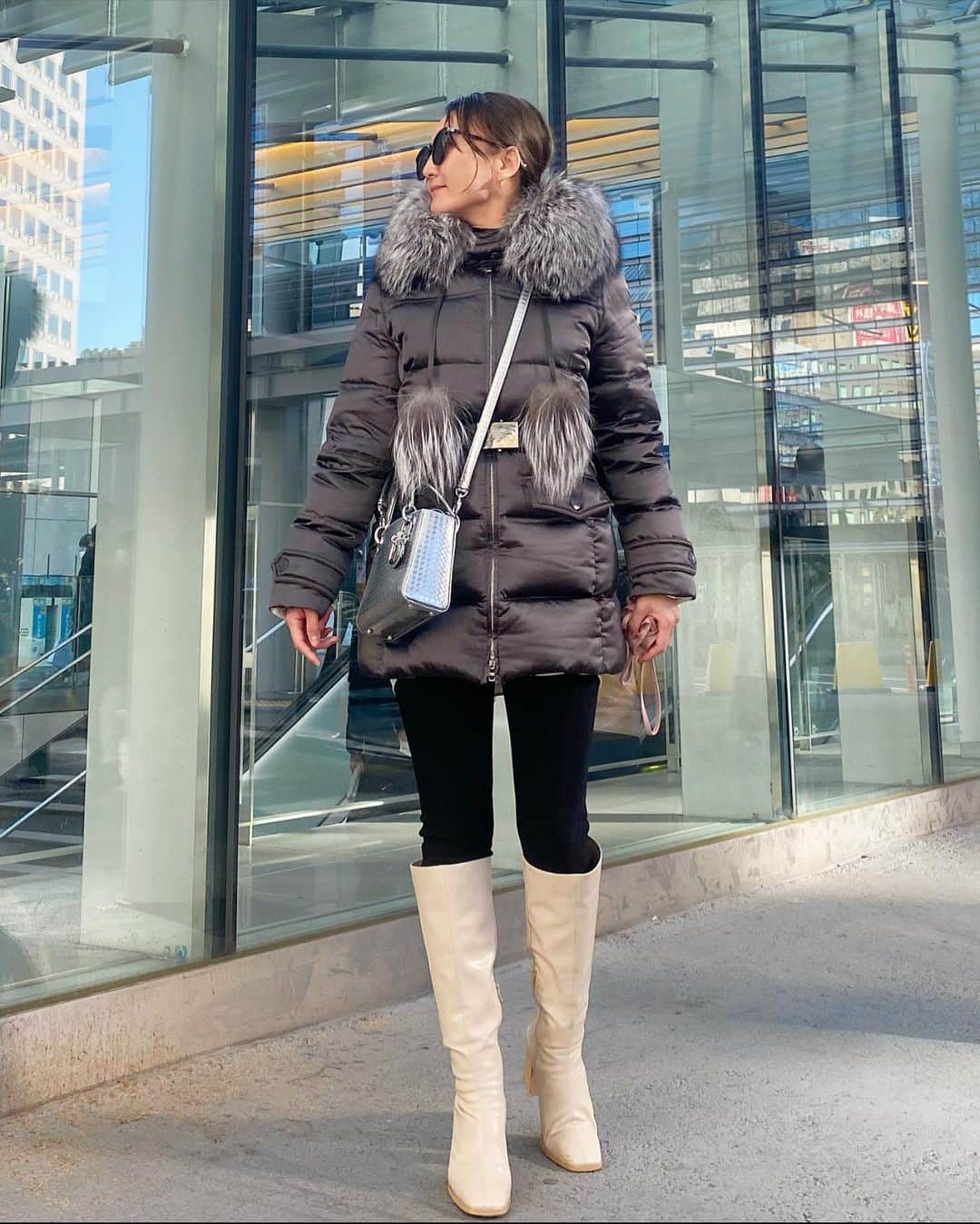 mimimimiyoさんのインスタグラム写真 - (mimimimiyoInstagram)「待ち合わせをしたら、 #わたしをスキーに連れてってスタイルと言われた😁　しょうわー  coat #PRADA #プラダ boots #room306contemporary  bag #dior #ディオール  #coordinate #コーディネート#コーデ#FASHION#ファッション#ootd_cob#着回しコーデ#ponte_fashion#kurashiru#kaumo_fashion #大人カジュアル #mineby3mootd」1月11日 18時03分 - mimimimiyo