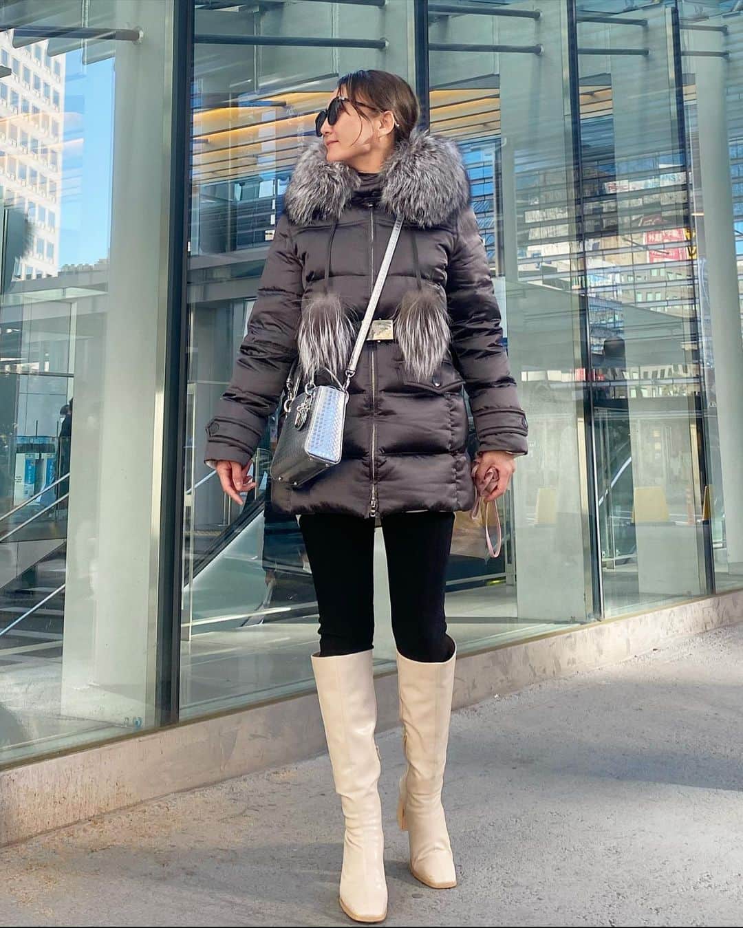 のインスタグラム：「待ち合わせをしたら、 #わたしをスキーに連れてってスタイルと言われた😁　しょうわー  coat #PRADA #プラダ boots #room306contemporary  bag #dior #ディオール  #coordinate #コーディネート#コーデ#FASHION#ファッション#ootd_cob#着回しコーデ#ponte_fashion#kurashiru#kaumo_fashion #大人カジュアル #mineby3mootd」