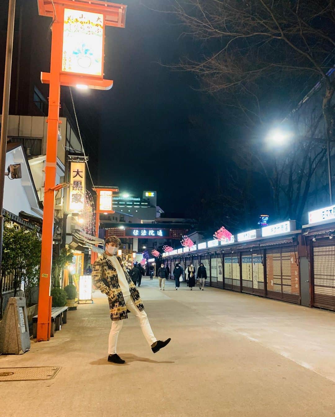 ウェディングさんのインスタグラム写真 - (ウェディングInstagram)「浅草は圧倒的に夜がオススメ⛩ コロナが収まって自粛明けたら、みなさんもぜひ浅草の街へ✨  #浅草　#観光 #japan  #asakusa  #fashion #urban #urbanresearch」1月11日 18時04分 - w_ding777