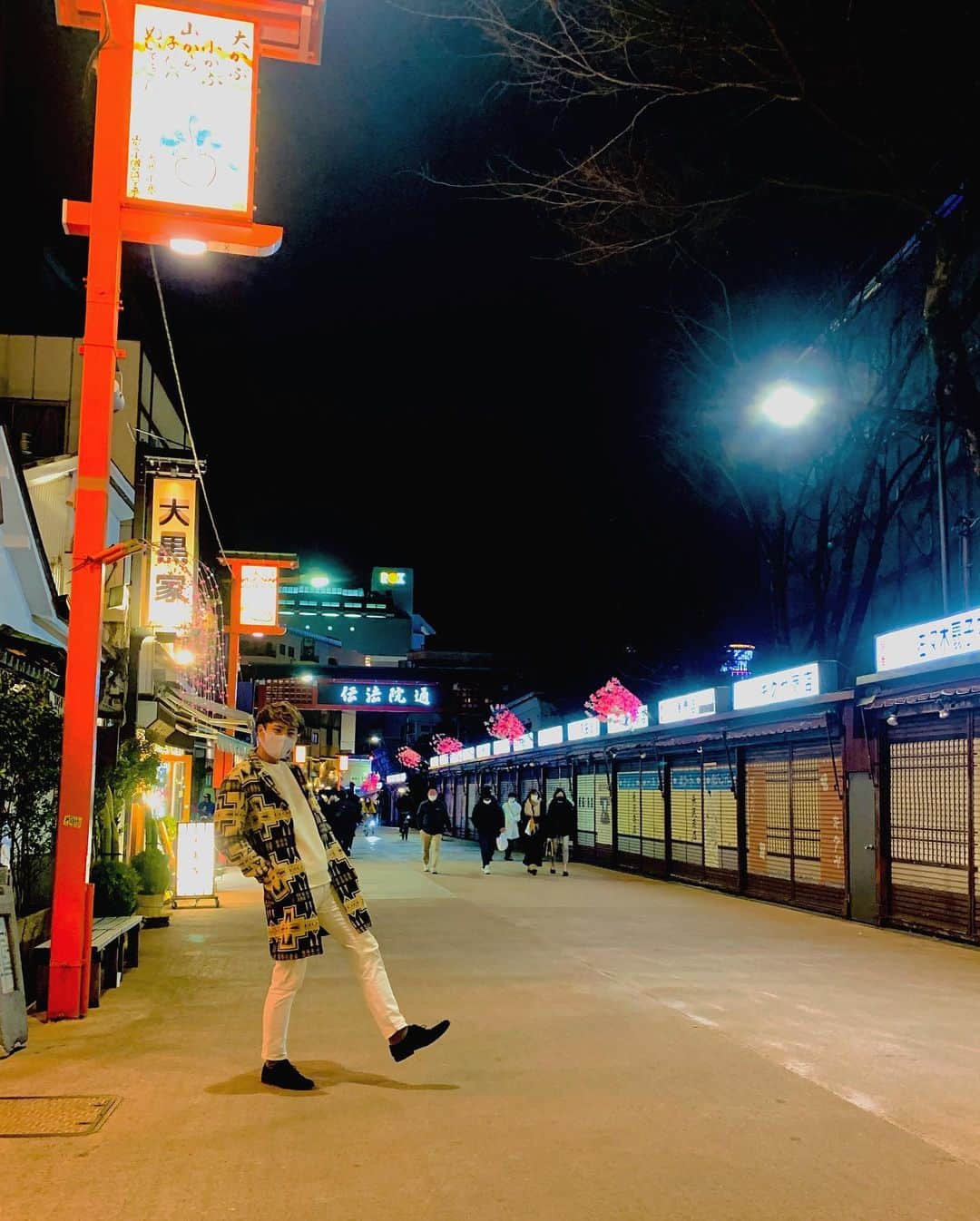 ウェディングのインスタグラム：「浅草は圧倒的に夜がオススメ⛩ コロナが収まって自粛明けたら、みなさんもぜひ浅草の街へ✨  #浅草　#観光 #japan  #asakusa  #fashion #urban #urbanresearch」