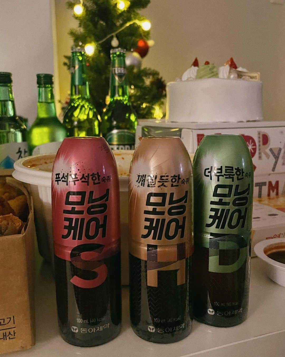 ウィ・ソンヒさんのインスタグラム写真 - (ウィ・ソンヒInstagram)「#광고  집에서 소소하게 홈술한 날🍻 마실 때마다 더부룩한 숙취에 늘 고생하는데 리뉴얼 모닝케어D는 개인의 숙취에 맞게 해소시켜줘서 숙취 해소가 더 잘되는 것 같아요:)  저는 더부룩한 숙취때문에 모닝케어D를 마셨는데 여러분은 어떤 숙취를 가지고 계신가요?! 깨질듯한 숙취를 가진 분들은 모닝케어H, 푸석푸석한 숙취를 가진 분은 모닝케어S를 추천합니다☺️💛  모닝케어는 산뜻해서 부담스럽지 않았어요!  #모닝케어 #숙취해소법 #숙취해소음료추천 #숙취개념  #깨질듯한숙취 #더부룩한숙취 #푸석푸석한숙취 #숙취 #혼술 #홈술 #조진웅」1月11日 18時18分 - _seong_hee