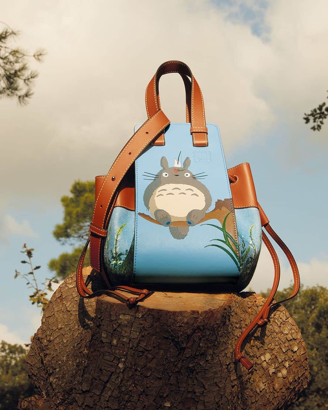 Loeweさんのインスタグラム写真 - (LoeweInstagram)「The Hammock bag featuring Studio Ghibli's Totoro, handcrafted using an intarsia technique   Discover the collection in select LOEWE stores   Click the link in bio to find out which of our stores carry the My Neighbor Totoro collection, while stocks last   #LOEWE #LOEWEtotoro」1月11日 18時11分 - loewe