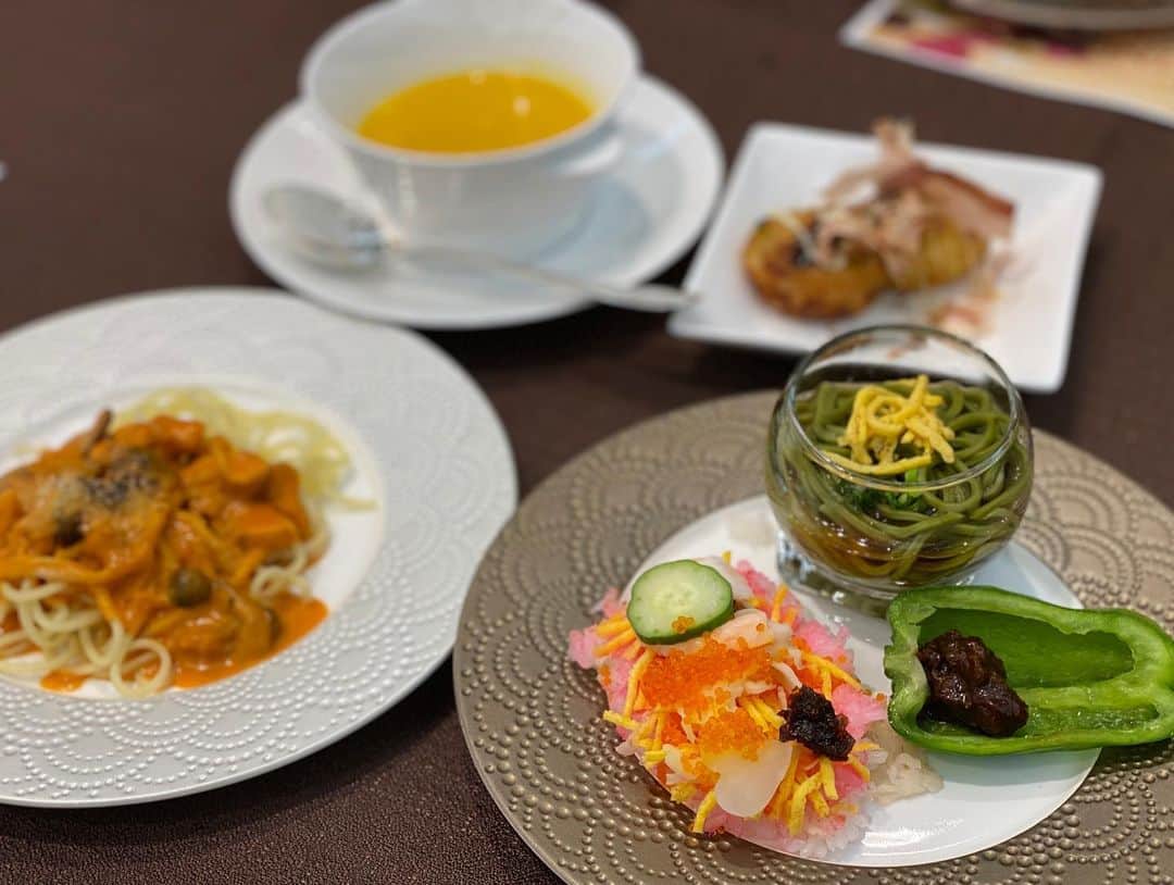 前川由希子さんのインスタグラム写真 - (前川由希子Instagram)「やっぱりイチオシはモンブラン✨  オリエンタルホテルで開催された 【新年スイーツブッフェ感謝祭】🎂 @oriental_hotel_fukuoka   2020年に開催されたブッフェから お客様に人気だったメニューを集めた、という 何とも贅沢な企画✨ 和スイーツや軽食が充実してるのが すごく嬉しい！  2Fのカフェ、クロスポイントで超人気の モンブランもあった！！ 定番の和栗に加えて 抹茶と紫芋も。 もちろん、全種類いただきました❤️  #オリエンタルホテル  #オリエンタルホテル福岡  #orientalhotelfukuoka  #新年スイーツブッフェ感謝祭  #モンブラン  #搾りたてモンブラン  #クロスポイント  #福岡グルメ  #福岡カフェ  #スィーツビュッフェ  #スイーツビュッフェ  #福岡スイーツ  #福岡スイーツビュッフェ」1月11日 18時11分 - maekawa.yukiko