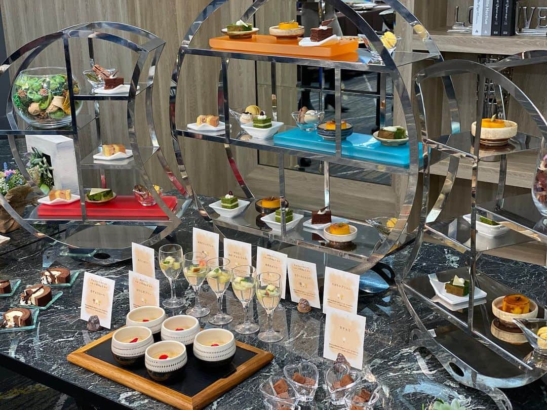 前川由希子さんのインスタグラム写真 - (前川由希子Instagram)「やっぱりイチオシはモンブラン✨  オリエンタルホテルで開催された 【新年スイーツブッフェ感謝祭】🎂 @oriental_hotel_fukuoka   2020年に開催されたブッフェから お客様に人気だったメニューを集めた、という 何とも贅沢な企画✨ 和スイーツや軽食が充実してるのが すごく嬉しい！  2Fのカフェ、クロスポイントで超人気の モンブランもあった！！ 定番の和栗に加えて 抹茶と紫芋も。 もちろん、全種類いただきました❤️  #オリエンタルホテル  #オリエンタルホテル福岡  #orientalhotelfukuoka  #新年スイーツブッフェ感謝祭  #モンブラン  #搾りたてモンブラン  #クロスポイント  #福岡グルメ  #福岡カフェ  #スィーツビュッフェ  #スイーツビュッフェ  #福岡スイーツ  #福岡スイーツビュッフェ」1月11日 18時11分 - maekawa.yukiko