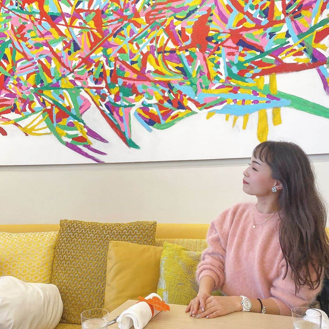 Okada Reinaのインスタグラム：「すっかりストーリーのみでアップし忘れ🥺💦  年末に行った @lecafev 💛💛 行きたかったとこなので @harunatsu_tomomi っちゃんに付き合ってもらって☺️ 優雅な空間にゆっくりな時間ーーー🥺❤️ 冬休み初旬ってとこだったから、こんな大人時間があって嬉しかったよぉ☕️❤️❤️  ４枚目の写真❣️ スタッフさんが笑顔でチラリしてくれてるのが好き🥰💕  彼女ね笑 実は待ち合わせ時間に起きたんだけどね笑笑😂 でも私、待つの嫌いじゃない❤️ とりあえず起きてくれたし(安心)すごい焦ってくれたし🤣すんごい謝ってくれたし😂🤣 その間あまりゆっくり行った事なかった心斎橋を一人ぶらぶらできた時間に感謝だよ〜笑✨☺️  次はいつカフェ行けるかなぁ🥲☕️  #カフェ #cafe #lecafev #louisvuitton #ルカフェヴィー #大阪カフェ #関西カフェ #カフェ巡り #カフェ好き」