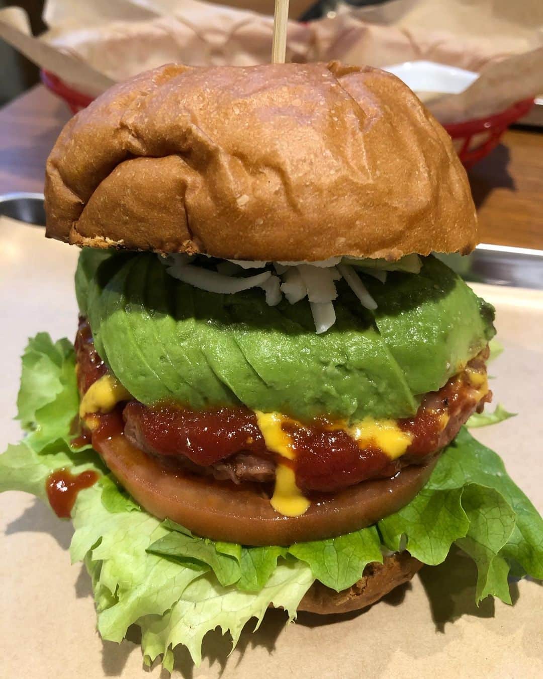 城田純さんのインスタグラム写真 - (城田純Instagram)「地球と動物に優しいヴィーガンハンバーガーはいかがですか？  これでめちゃんこ美味いんだから そりゃハマるわ🤤  #vegan #ヴィーガン #veganburger #ヴィーガンバーガー」1月11日 18時13分 - junbopeace