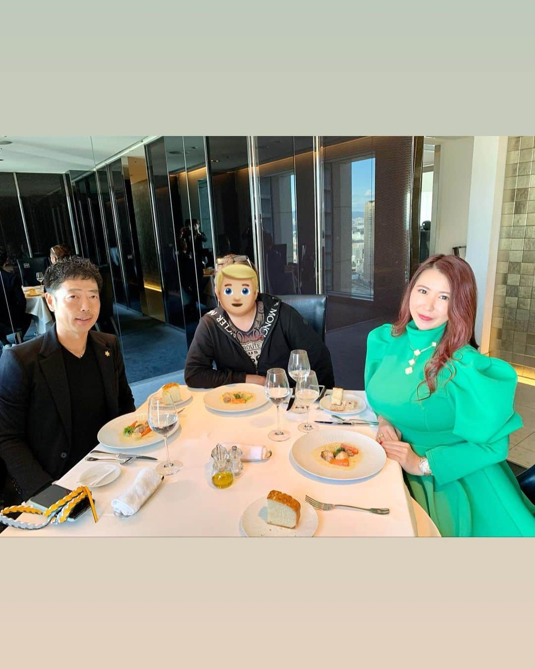 ayuさんのインスタグラム写真 - (ayuInstagram)「Lunch at an Italian restaurant that has been awarded a Michelin star⭐️🍽🇮🇹 ・ お昼は女子に大人気のイタリアン✨ ここのフォカッチャは、いつ来てもおかわりしちゃう🍞モチモチでクセになる💓🤤 この量で¥3,300-と言う破格のお値段😳😳😳 個室の場合別途、個室料かかります。 しかも大阪ど真ん中のロケーション抜群の広いお店でどうやったら この値段が実現するのか👏 凄すぎる🤭😳🤭 三人で終始驚いてました🤣 美味しく楽しい時間は会話も弾みあっと言う間に閉店時間😭 今日も素敵な日に感謝です❤️ @pontevecchio_jp  大阪駅から徒歩10分 西梅田駅から徒歩8分 【電話】06-4795-8888 【営業時間】11:30〜15:00 18:00〜22:00 ・ #pontevecchio#italian#lunch#dinner#gourmet#osaka#japan#japanesefood#japan_of_insta#japanesegirl#insta_japan#green#jacquemus#vancleefarpels  #ポンテベッキオ#モードポンテベッキオ#ランチ#イタリアン#🇮🇹#グルメ女子#大阪#大阪グルメ#グルメ部#ayuログ#グルメスタグラム#大阪ランチ#梅田ランチ#梅田」1月11日 18時15分 - ayu888ayu