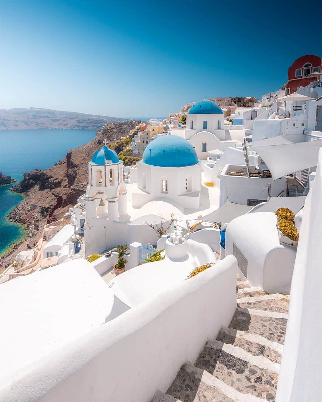 BEAUTIFUL DESTINATIONSさんのインスタグラム写真 - (BEAUTIFUL DESTINATIONSInstagram)「Brimming with vibrance. ✨ Peppered with cozy cafés, alfresco bars, and lovely restaurants, Santorini is filled with wonderful spaces where you can enjoy a drink and marvel at views of the Aegean Sea. 💎  Besides its dining destinations, outstanding beaches, and world-renowned sunsets, there's plenty of other things that will make you fall in love with Santorini! What are your favorite things to see and do here? 🇬🇷  📸 @adrianbaias 📍 Santorini, Greece」1月11日 18時27分 - beautifuldestinations