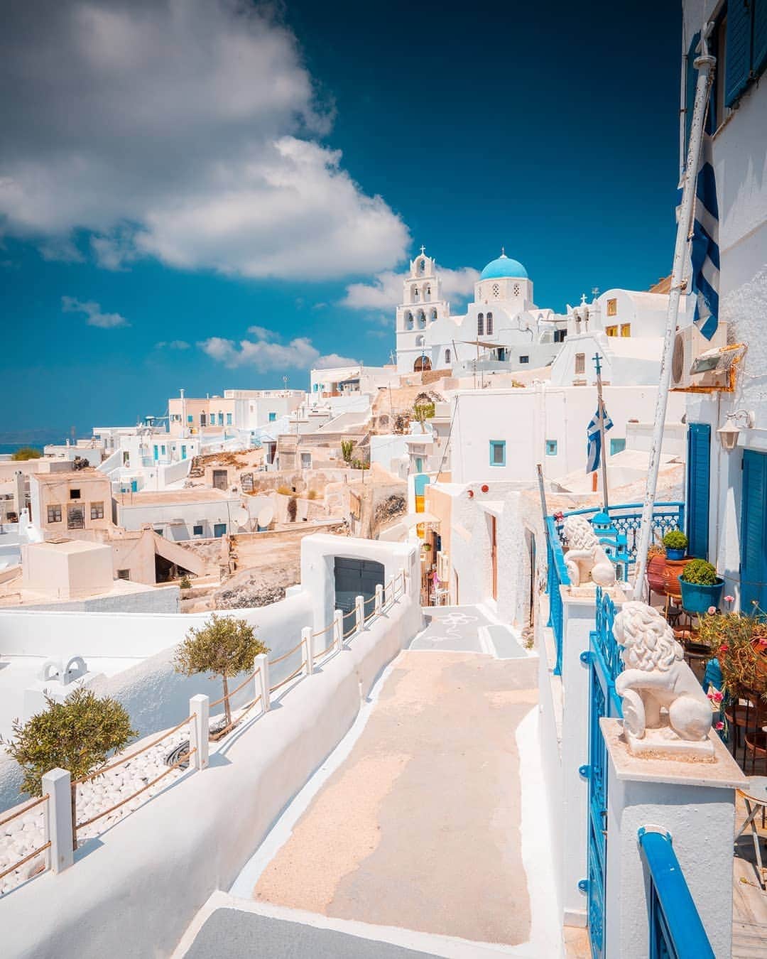 BEAUTIFUL DESTINATIONSさんのインスタグラム写真 - (BEAUTIFUL DESTINATIONSInstagram)「Brimming with vibrance. ✨ Peppered with cozy cafés, alfresco bars, and lovely restaurants, Santorini is filled with wonderful spaces where you can enjoy a drink and marvel at views of the Aegean Sea. 💎  Besides its dining destinations, outstanding beaches, and world-renowned sunsets, there's plenty of other things that will make you fall in love with Santorini! What are your favorite things to see and do here? 🇬🇷  📸 @adrianbaias 📍 Santorini, Greece」1月11日 18時27分 - beautifuldestinations