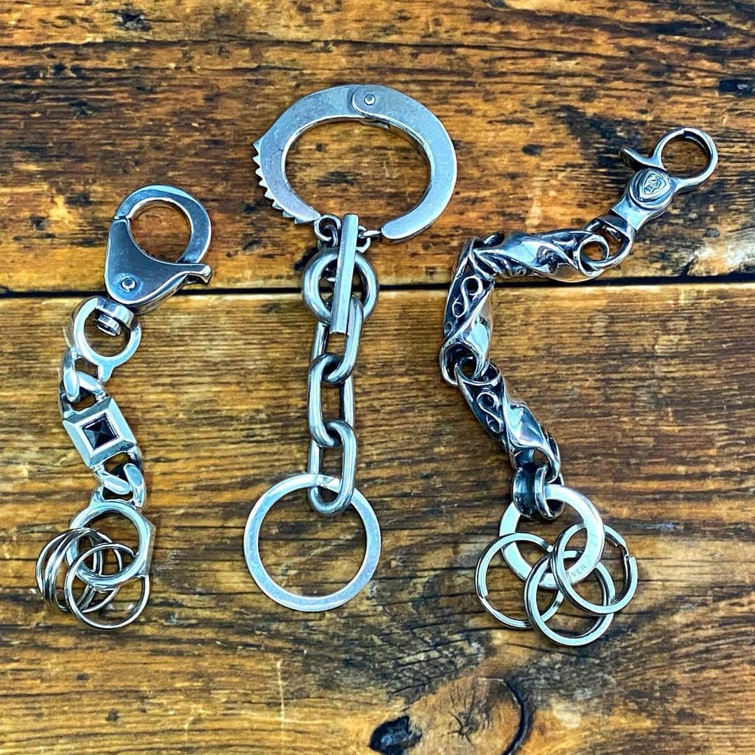 プエルタ・デル・ソルさんのインスタグラム写真 - (プエルタ・デル・ソルInstagram)「. OUTLET  Key Chain ワンランク上のキーホルダー。 ベルトループやバッグのハンドル部分につける事が可能。 L to R Hematite Link Key Chain(A489) Handcuffs Key Chain(A347) Scroll Link Key Chain(A801) | https://online.puerta-del-sol.jp (From profile) | #outlet  #PUERTADELSOL #PDS #プエルタ #プエルタデルソル #accessory  #jewelry #ジュエリー #アクセサリー #メンズアクセサリー #レディースアクセサリー #リング  #ring #necklace  #ネックレス #pierce  #ピアス  #bracelet  #ブレスレット #bangle  #バングル  #madeinjapan  #fashion  #tokyo #japan | #Ebisu /03-5789-9470 @puertadelsol_official | #Osaka /06-6136-5345  @puertadelsol_osaka」1月11日 18時23分 - puertadelsol_official