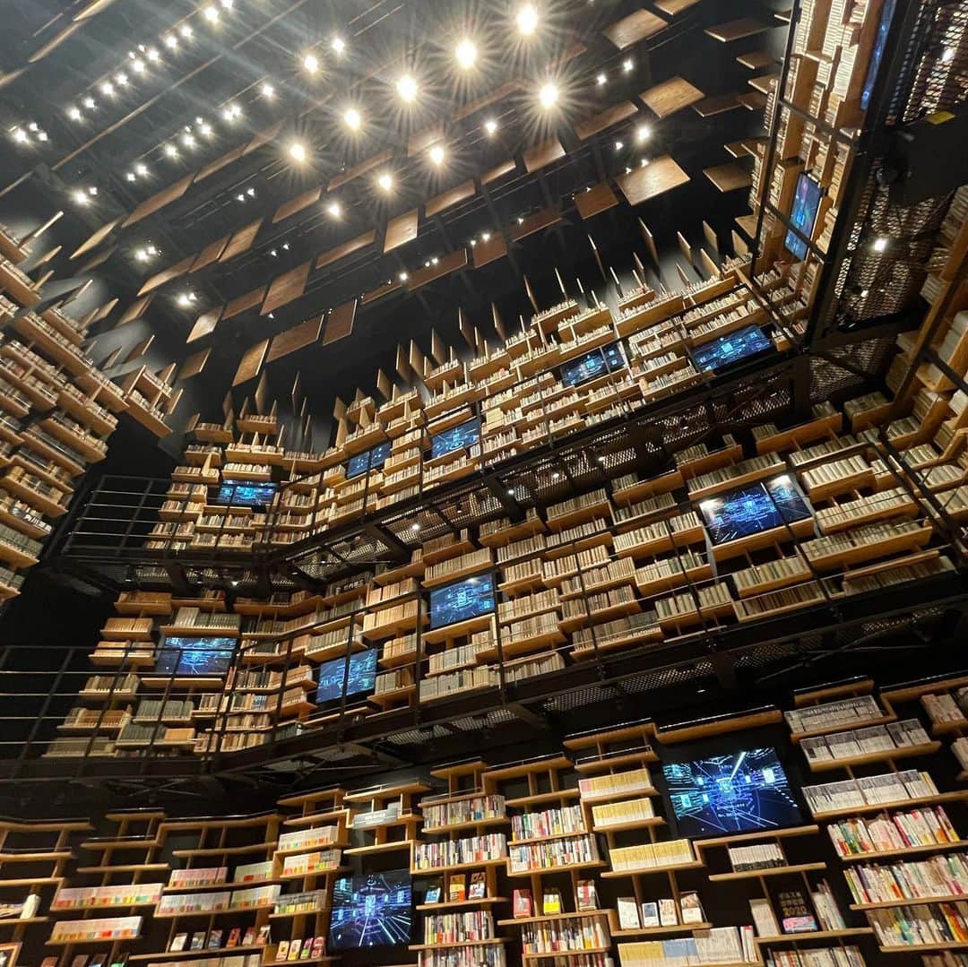 渡辺梨夏子さんのインスタグラム写真 - (渡辺梨夏子Instagram)「角川武蔵野ミュージアム🦉📚 美術館であり博物館であり図書館であり。選書も絶妙で気になる本たちが沢山。見どころはやっぱり本棚劇場なのかな、高さ約8メートル360度ぐるっと本に囲まれた空間に居るだけで、わくわくしたな〜！　  #角川武蔵野ミュージアム  #ところざわサクラタウン  #本棚劇場#隈研吾#kadokawa」1月11日 18時25分 - riiiico462
