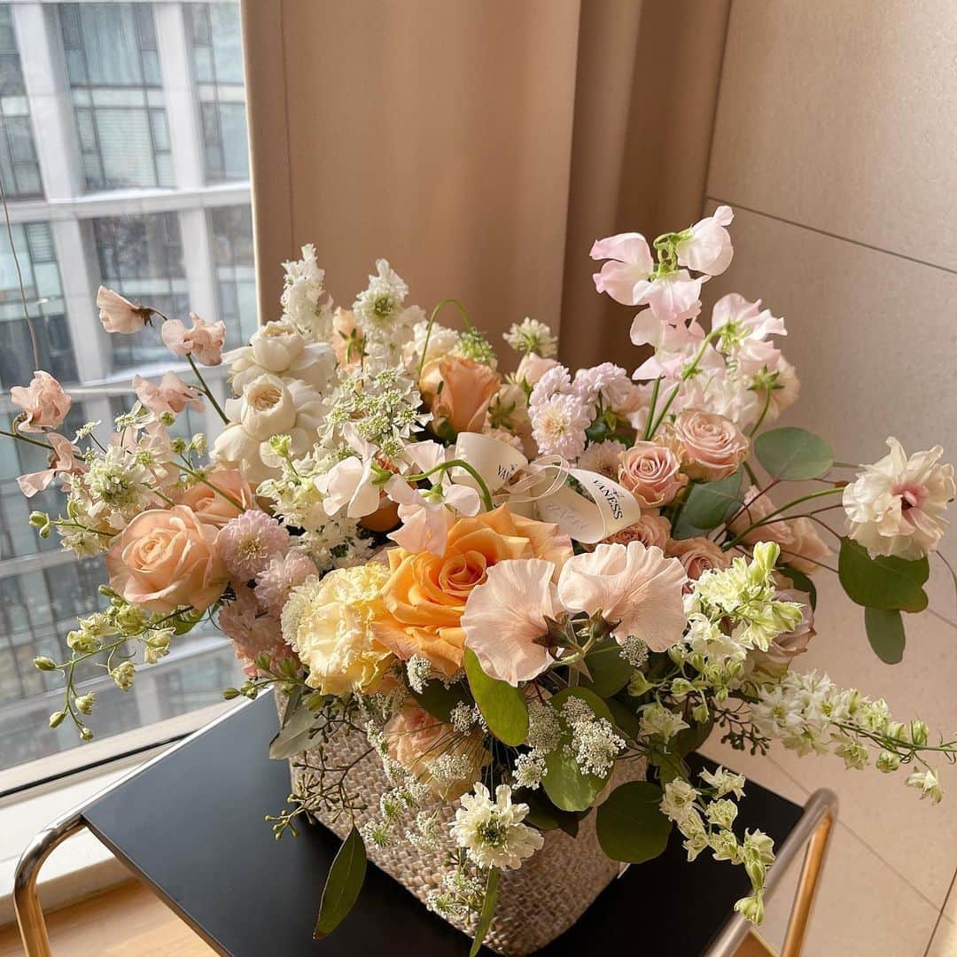 플로리스트 이주연 florist Lee Ju Yeonさんのインスタグラム写真 - (플로리스트 이주연 florist Lee Ju YeonInstagram)「. . 특별하지 않은날 꽃을 좋아하는 여자친구에게 주는 선물 🌼 특별한날 보다 더 특별한 로맨틱 예쁘게 후기사진까지  마음에 들어해주셔서 감사해요 🙏🏻 . #대형꽃버구니 #바네스꽃바구니 #flowerbasket .  订花 WeChat ID vaness_flower 페이팔 결제 가능  클래스상시모집 당일꽃주문가능 . #수업문의 #주문예약 #lesson #Order  Katalk ID vaness52 WeChat ID vaness_flower E-mail vanessflower@naver.com . 서초구 양재천로 123 5층 📞02-545-6813 . #vanessflower #florist #flowershop #handtied #flowerlesson #花束 #바네스플라워 #플로리스트 #꽃다발 #부케 #플로리스트학원 #플라워레슨 #양재동꽃집 #양재역꽃집 #꽃다발주문 #꽃수업 #꽃주문  #대관 #공간대여 #스튜디오대관 #자연광스튜디오 #자연광스튜디오대관 #스튜디오」1月11日 18時35分 - vanessflower