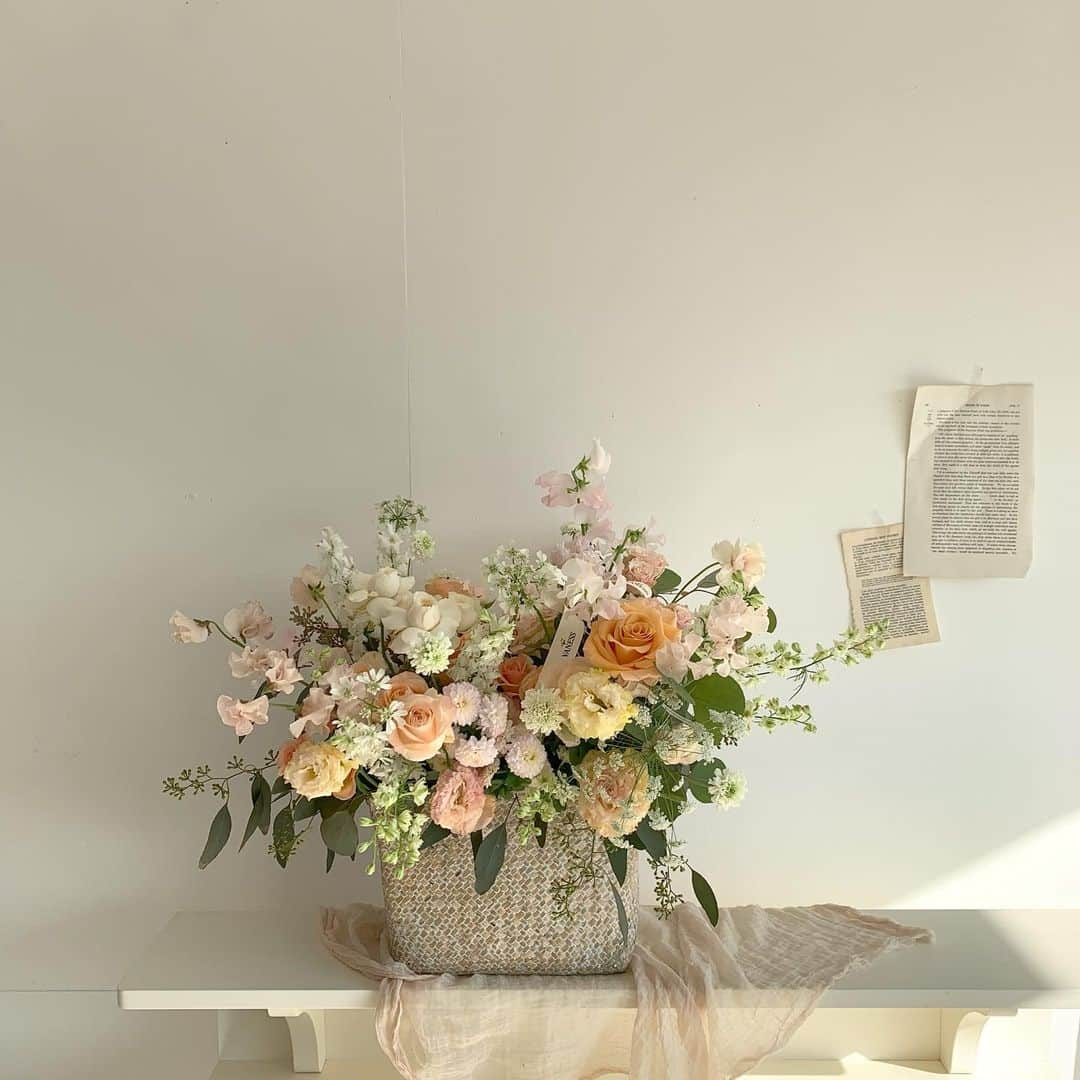 플로리스트 이주연 florist Lee Ju Yeonさんのインスタグラム写真 - (플로리스트 이주연 florist Lee Ju YeonInstagram)「. . 특별하지 않은날 꽃을 좋아하는 여자친구에게 주는 선물 🌼 특별한날 보다 더 특별한 로맨틱 예쁘게 후기사진까지  마음에 들어해주셔서 감사해요 🙏🏻 . #대형꽃버구니 #바네스꽃바구니 #flowerbasket .  订花 WeChat ID vaness_flower 페이팔 결제 가능  클래스상시모집 당일꽃주문가능 . #수업문의 #주문예약 #lesson #Order  Katalk ID vaness52 WeChat ID vaness_flower E-mail vanessflower@naver.com . 서초구 양재천로 123 5층 📞02-545-6813 . #vanessflower #florist #flowershop #handtied #flowerlesson #花束 #바네스플라워 #플로리스트 #꽃다발 #부케 #플로리스트학원 #플라워레슨 #양재동꽃집 #양재역꽃집 #꽃다발주문 #꽃수업 #꽃주문  #대관 #공간대여 #스튜디오대관 #자연광스튜디오 #자연광스튜디오대관 #스튜디오」1月11日 18時35分 - vanessflower