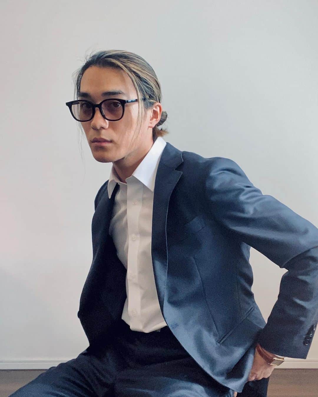 のインスタグラム：「新成人の皆様、おめでとうございます！　  自分も新成人として成人の日を迎えられた事がすごく嬉しく思うのと同時に沢山の方々への感謝の気持ちでいっぱいです！  なにか思い出に残しておきたいと思い、一人で家でスーツを着て写真撮りました。笑  沢山の人から愛され、信用され、憧れられる立派な大人になれるように一生学び続ける人生を送りたいと思います！  今後とも宜しくお願い致します🙇🏻‍♂️  ママ、パパ、お姉ちゃんも昔から何でもサポートしてくれる親、そして姉でいてくれてありがとう👨‍👩‍👧‍👦  砂田将宏 Masa:)」