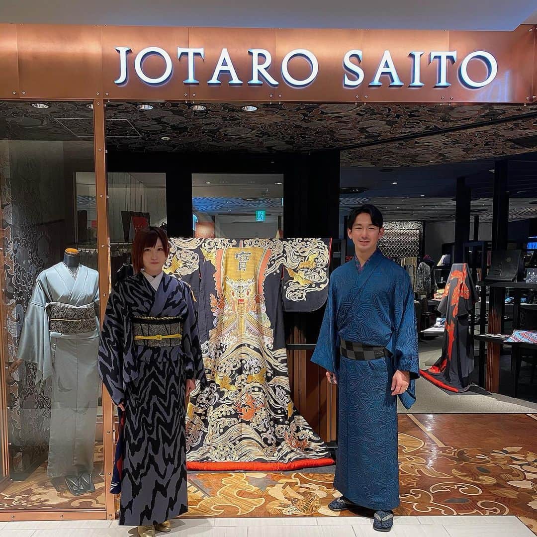 関口愛美さんのインスタグラム写真 - (関口愛美Instagram)「世界的な着物作家大久保玄才さんの展示がGINZA SIXのJOTARO SAITOにて開催されており、最終日に滑り込みでお邪魔しました✨ 大自然や神の力を思わせる素敵なお着物でした…。 試着させて頂いたお着物もめちゃくちゃかっこいい…着こなせる人間に…なりたい…！！  私は大久保玄才さんの御子息の圭介さんに生前めっっっっちゃくちゃお世話になっており、その後ご両親の玄才さん千佳子さんにも大変お世話になっております…！！ とてもご無沙汰してしまっているのですが今回も直接はお会い出来ず🥺💦 写真に映ってる俳優で着物作家の可野浩太郎さんが色々案内して下さいました✨  写真撮り忘れましたが古代エジプトの柄の反物も凄く素敵でした…！！  #玄才 #大久保玄才 #ginzasix #JOTAROSAITO #可野浩太郎 #着物 #kimono #japanesefashion #和装」1月11日 18時28分 - sekiguchiaimi